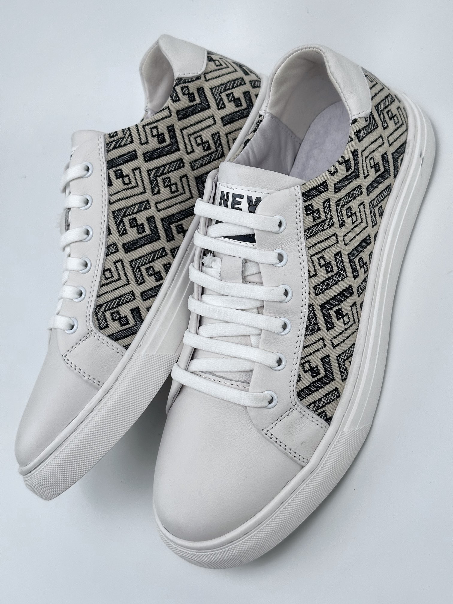 Overseas version of FENDI high-end casual sports shoes series