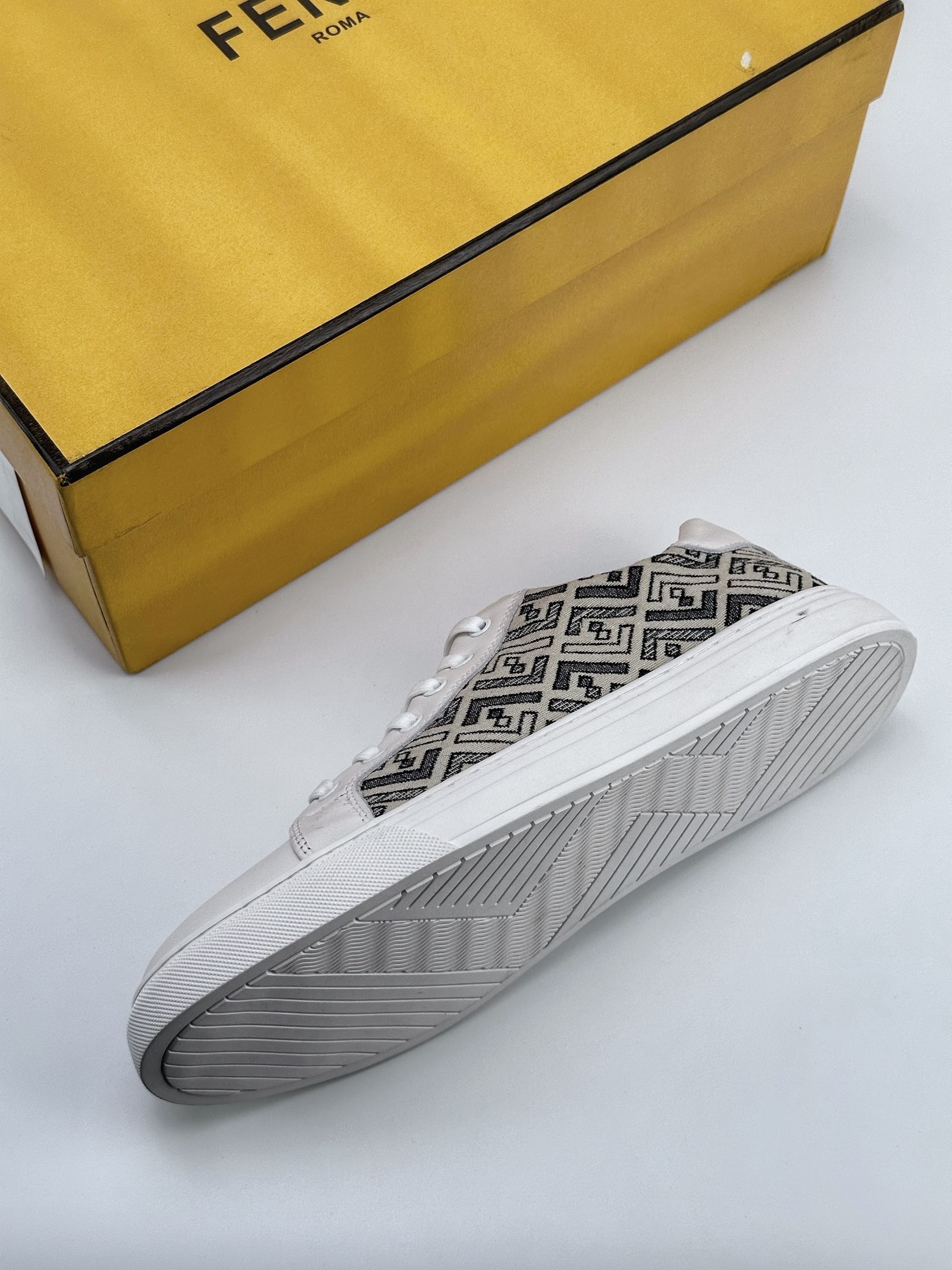 Overseas version of FENDI high-end casual sports shoes series