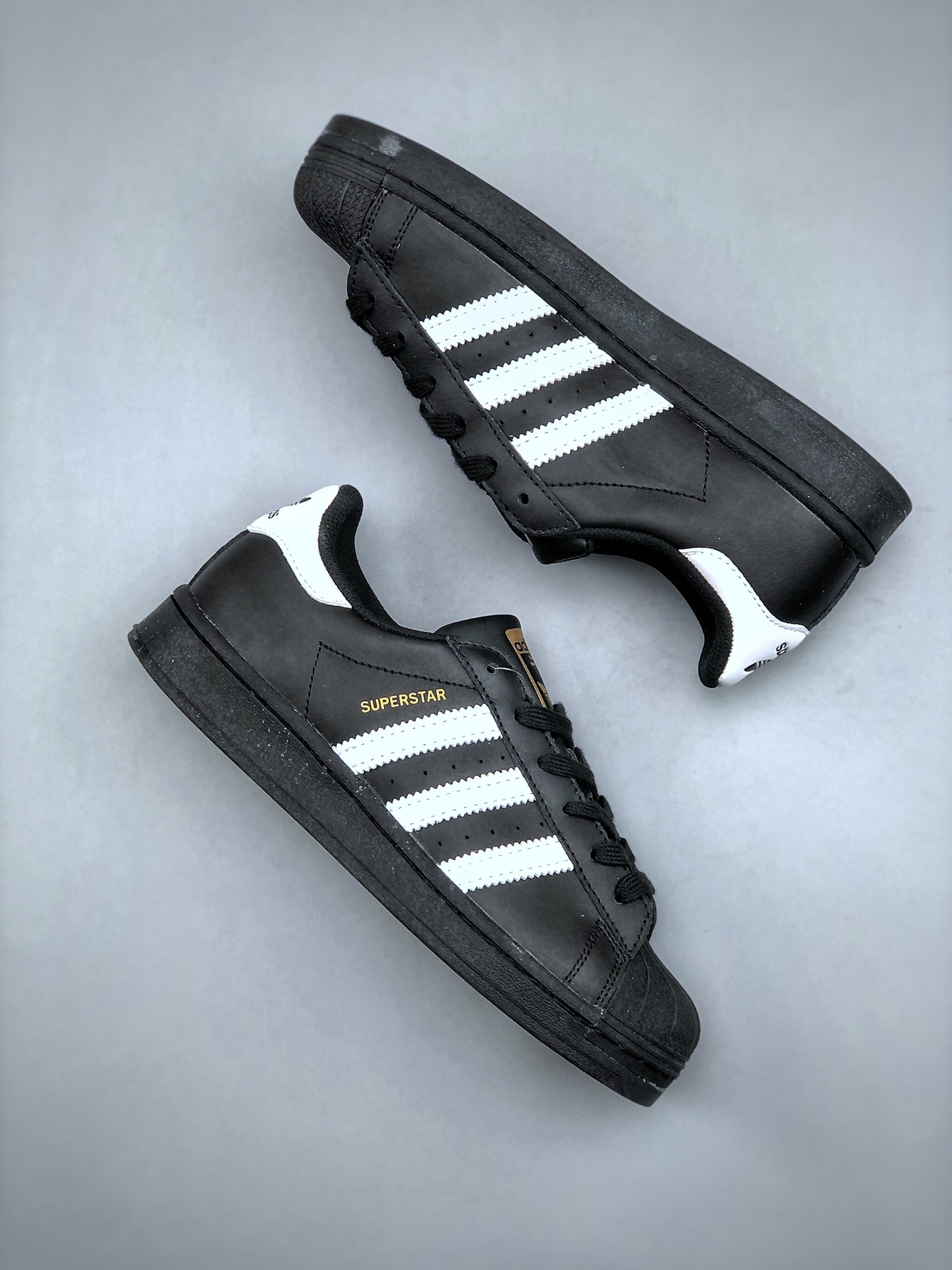 💰180头层皮  Adidas Originals Superstar 贝壳头经典百搭休闲运动板鞋。 70年代诞生之初SUPERSTAR就定位于低帮篮球鞋，由于贝壳头的包裹性获得NBA球员魔术师的青睐，而后80 年代 Superstar 成为嘻哈与街头文化的代表。经过这几十年的发展，无论是运动、音乐、时尚都能看到贝壳头的身影。货号：EG4959 尺码：36-45（带半码）