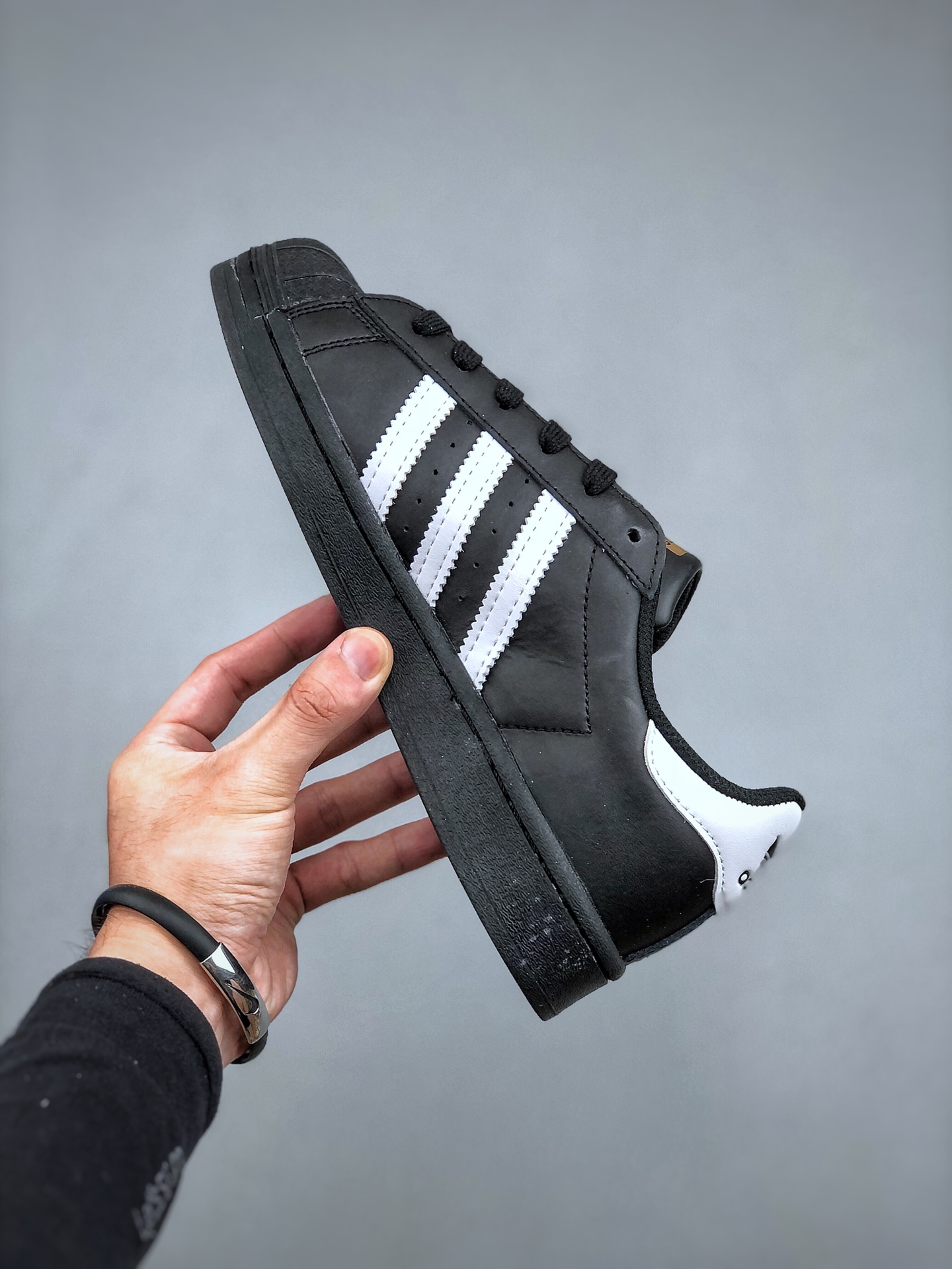 💰180头层皮  Adidas Originals Superstar 贝壳头经典百搭休闲运动板鞋。 70年代诞生之初SUPERSTAR就定位于低帮篮球鞋，由于贝壳头的包裹性获得NBA球员魔术师的青睐，而后80 年代 Superstar 成为嘻哈与街头文化的代表。经过这几十年的发展，无论是运动、音乐、时尚都能看到贝壳头的身影。货号：EG4959 尺码：36-45（带半码）