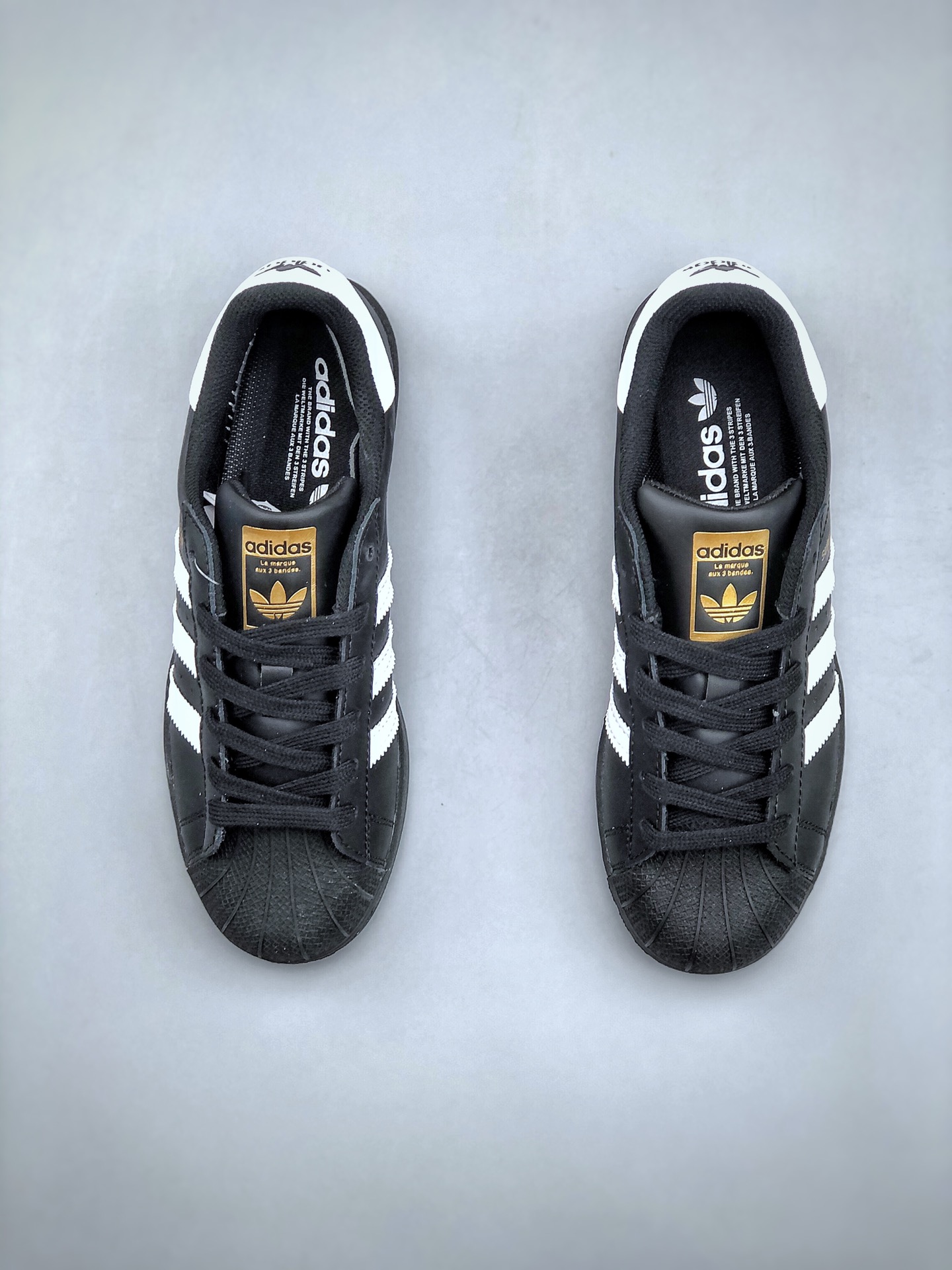 💰180头层皮  Adidas Originals Superstar 贝壳头经典百搭休闲运动板鞋。 70年代诞生之初SUPERSTAR就定位于低帮篮球鞋，由于贝壳头的包裹性获得NBA球员魔术师的青睐，而后80 年代 Superstar 成为嘻哈与街头文化的代表。经过这几十年的发展，无论是运动、音乐、时尚都能看到贝壳头的身影。货号：EG4959 尺码：36-45（带半码）