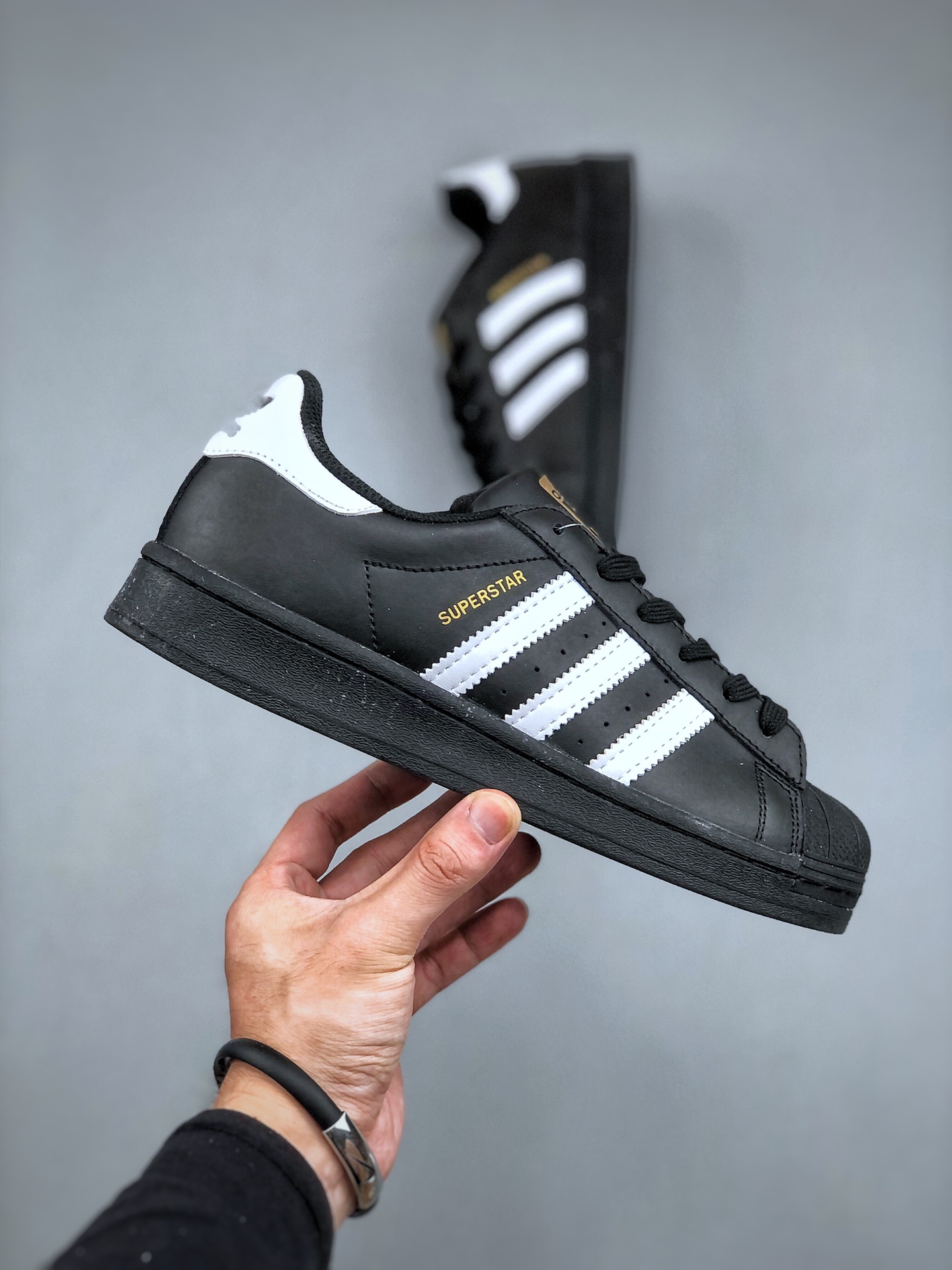 💰180头层皮  Adidas Originals Superstar 贝壳头经典百搭休闲运动板鞋。 70年代诞生之初SUPERSTAR就定位于低帮篮球鞋，由于贝壳头的包裹性获得NBA球员魔术师的青睐，而后80 年代 Superstar 成为嘻哈与街头文化的代表。经过这几十年的发展，无论是运动、音乐、时尚都能看到贝壳头的身影。货号：EG4959 尺码：36-45（带半码）
