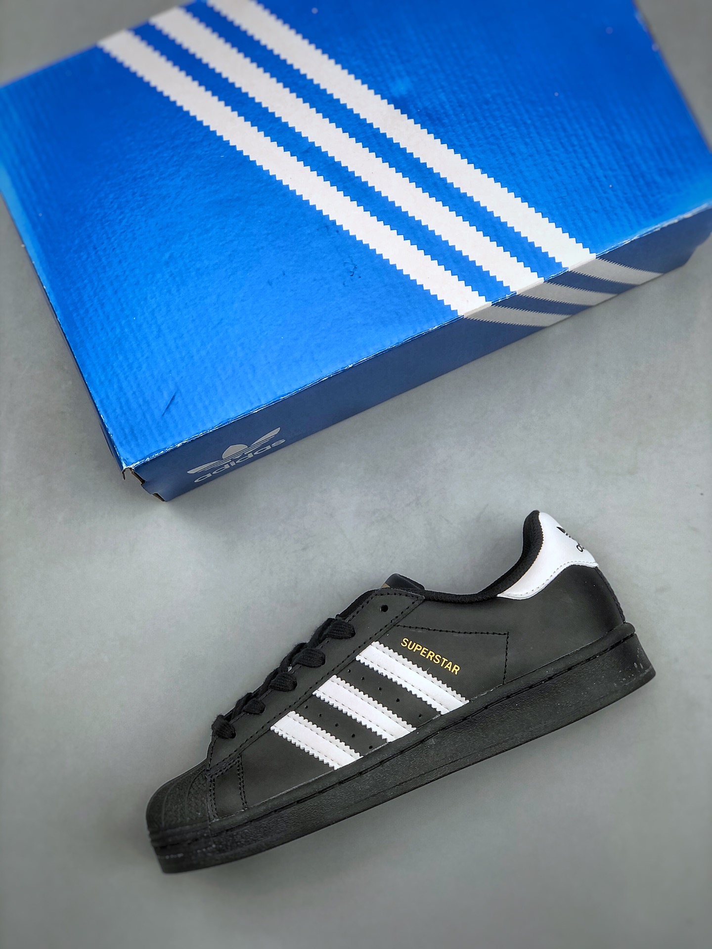 💰180头层皮  Adidas Originals Superstar 贝壳头经典百搭休闲运动板鞋。 70年代诞生之初SUPERSTAR就定位于低帮篮球鞋，由于贝壳头的包裹性获得NBA球员魔术师的青睐，而后80 年代 Superstar 成为嘻哈与街头文化的代表。经过这几十年的发展，无论是运动、音乐、时尚都能看到贝壳头的身影。货号：EG4959 尺码：36-45（带半码）
