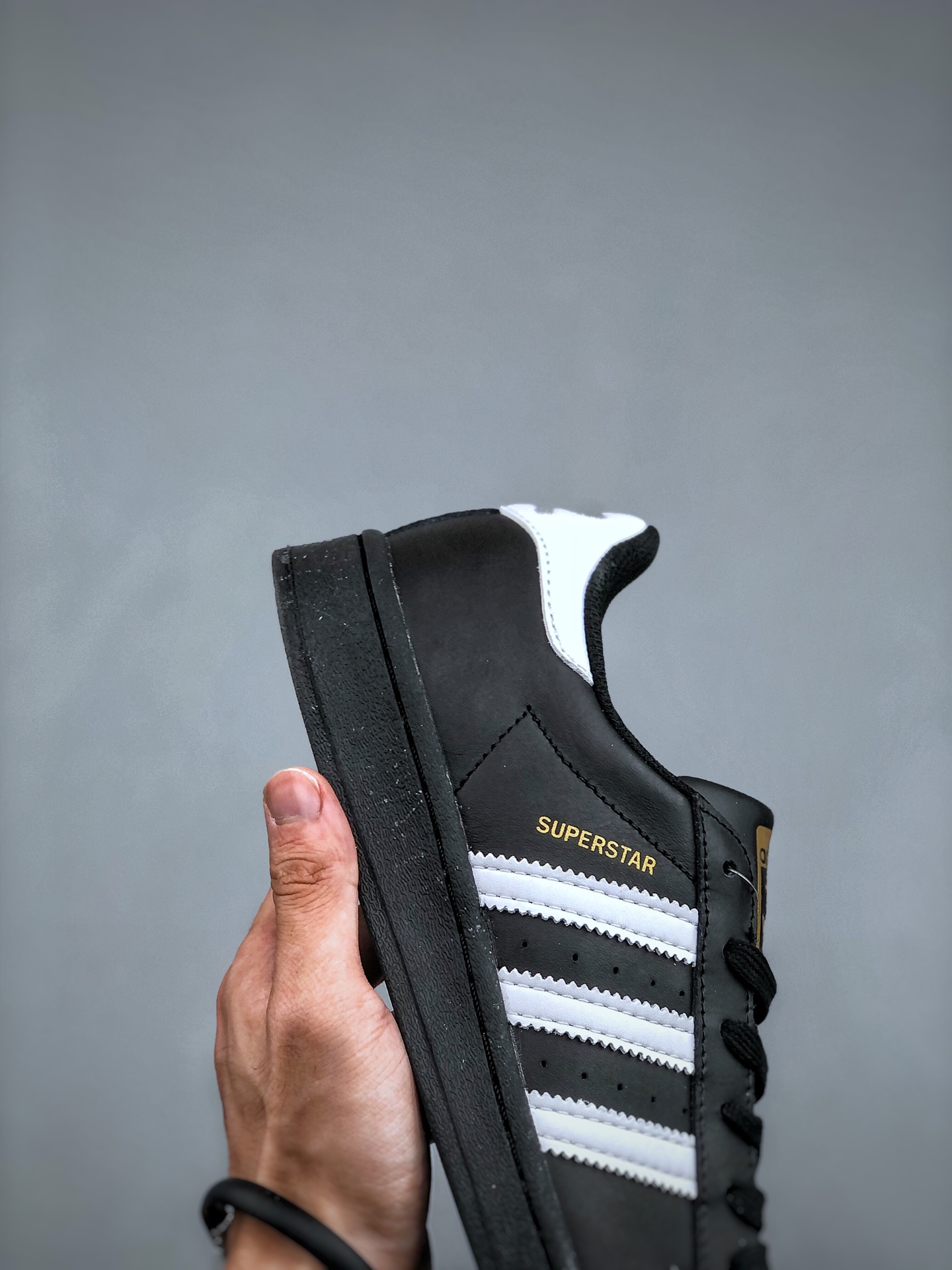 💰180头层皮  Adidas Originals Superstar 贝壳头经典百搭休闲运动板鞋。 70年代诞生之初SUPERSTAR就定位于低帮篮球鞋，由于贝壳头的包裹性获得NBA球员魔术师的青睐，而后80 年代 Superstar 成为嘻哈与街头文化的代表。经过这几十年的发展，无论是运动、音乐、时尚都能看到贝壳头的身影。货号：EG4959 尺码：36-45（带半码）
