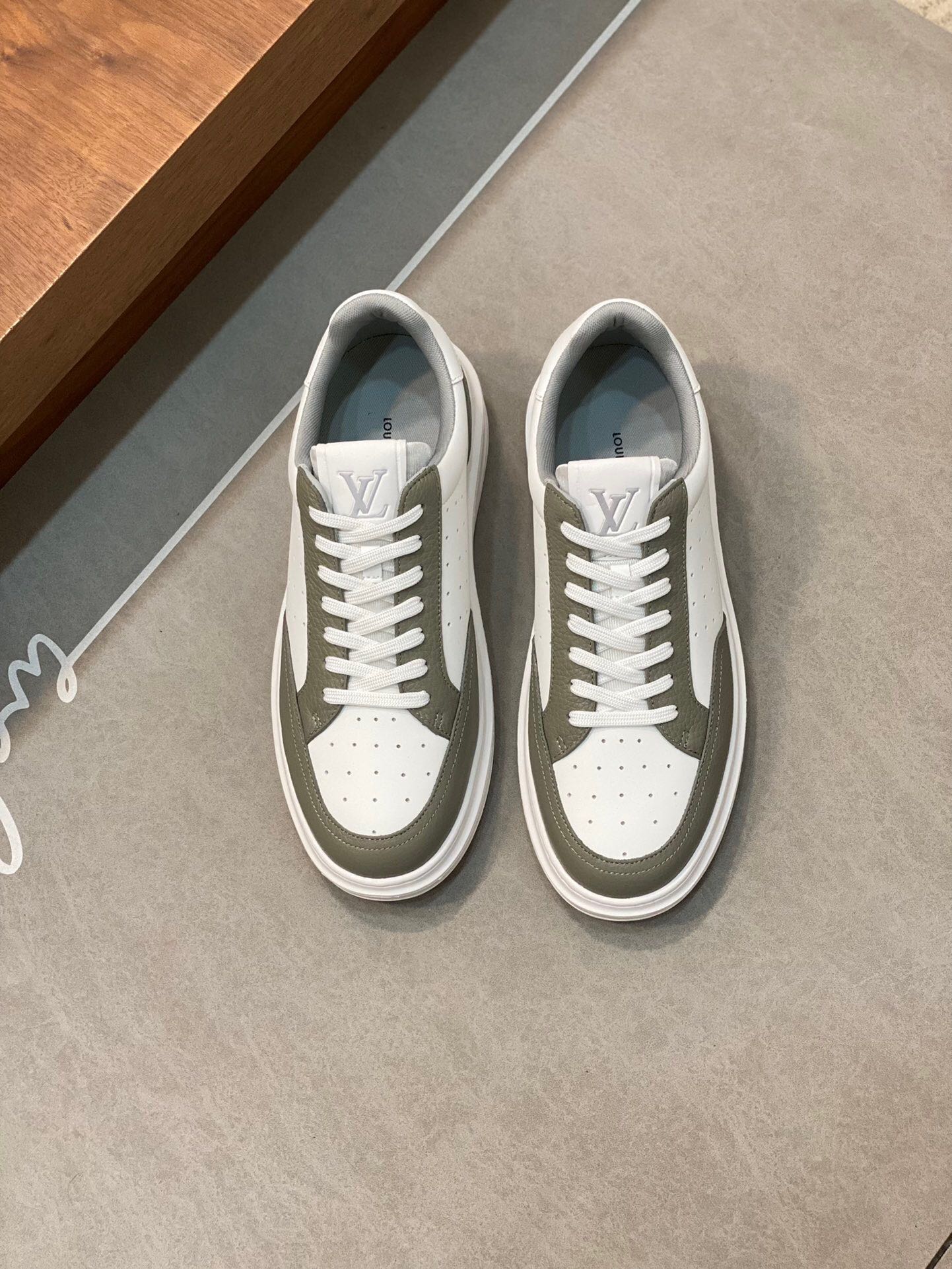 NO:216437,Brand LOUIS VUITTON Color Original Color Code Number 38-44 Standard Code Price Material New Louis Vuitton Casual Shoes!  Original single-quality Labon craft upper adopts imported cowhide cowhide inner style and fashionable. Simple and atmospheric original LV ultra-light sole, Louis Vuitton, louis vuitton, louis vuitton, louis vuitton, cowhide19860909品牌LOUIS VUITTON 颜色原版配色 码数38-44标准码 价格 材质路易威登新款 休闲鞋！原单品质拉邦工艺鞋面采用进口牛皮牛皮内里版型时尚 简单大气原版LV超轻大底,路易威登,louis vuitton,louis vuitton,louis vuitton,cowhide,Men's shoes