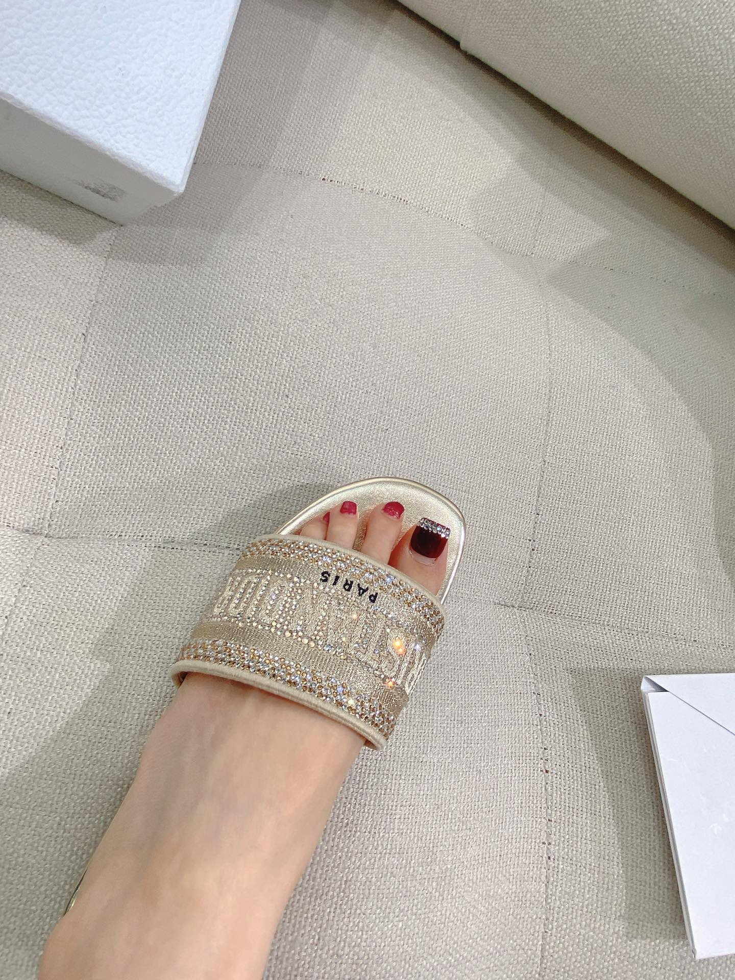 NO:264141,4 colors of flat metal leather on the upper foot CD classic Dway Swarovski Rhinestone Christian Jacquard Letter Embroidery Round Toe Flat Sandals Flat Sole.0, Slippers, slippers19860909上脚实拍平底金属皮4色  CD经典Dway施华洛水钻Christian提花字母刺绣圆头平底凉拖鞋  平底.0,拖鞋,slippers,Women's Shoes