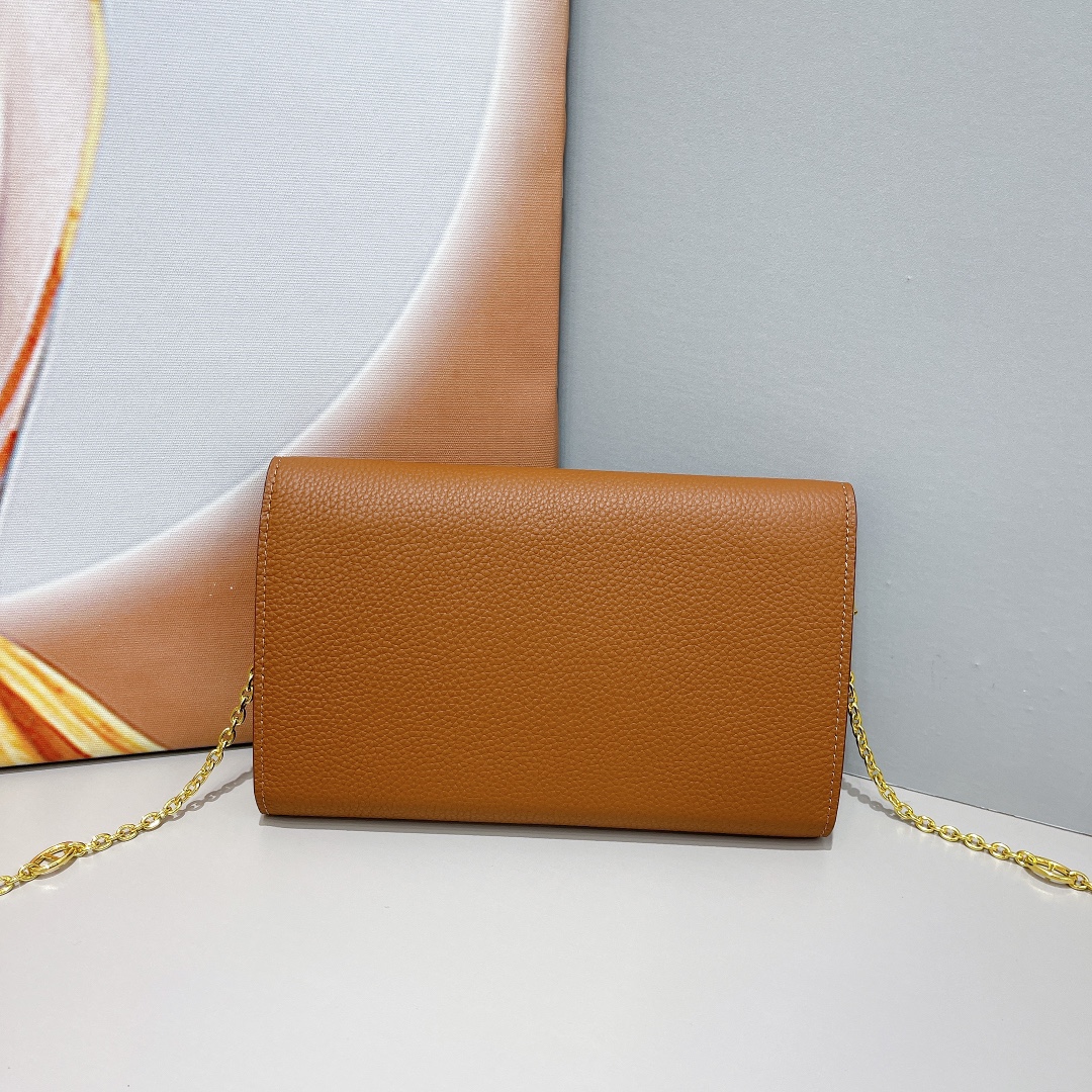 凯莉woc 包细节图
爱马仕HERMES  kelly 包
材质金扣togo牛皮
尺寸：22*14*4c