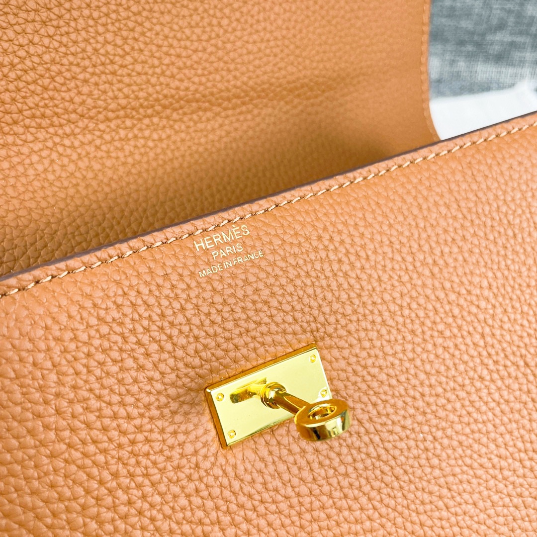 凯莉woc 包细节图
爱马仕HERMES  kelly 包
材质金扣togo牛皮
尺寸：22*14*4c