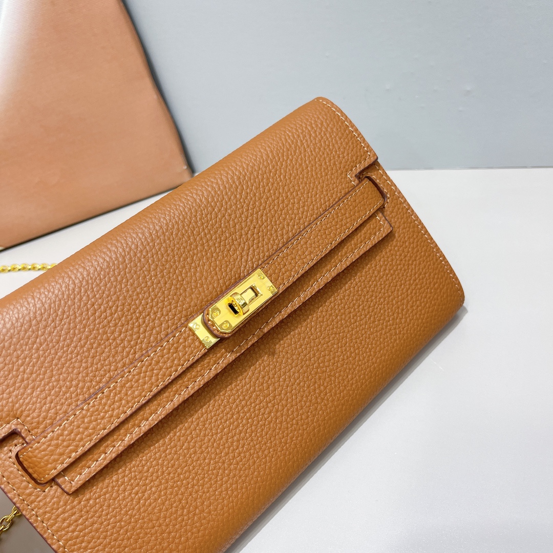 凯莉woc 包细节图
爱马仕HERMES  kelly 包
材质金扣togo牛皮
尺寸：22*14*4c