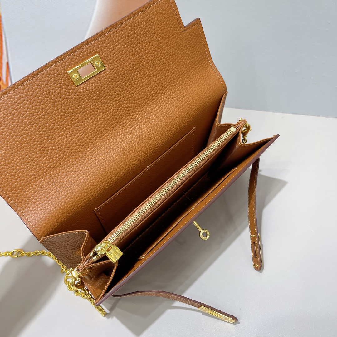 凯莉woc 包细节图
爱马仕HERMES  kelly 包
材质金扣togo牛皮
尺寸：22*14*4c