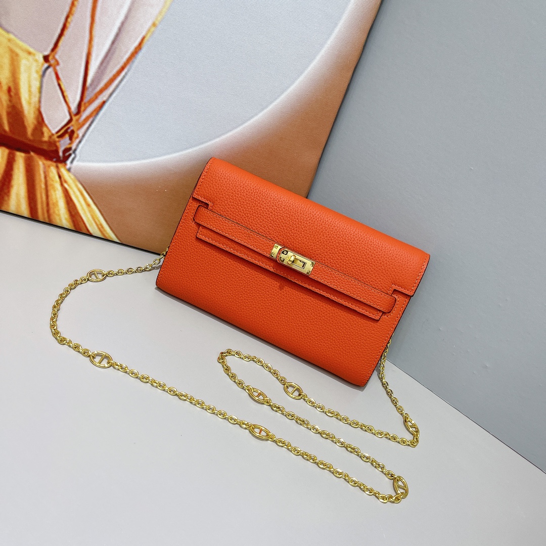 凯莉woc 包细节图
爱马仕HERMES  kelly 包
材质金扣togo牛皮
尺寸：22*14*4c