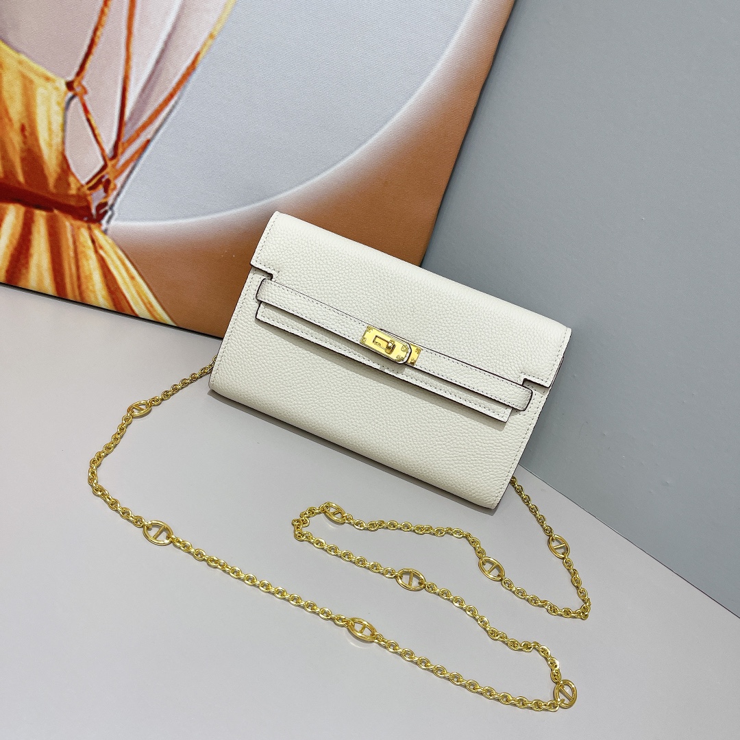 凯莉woc 包细节图
爱马仕HERMES  kelly 包
材质金扣togo牛皮
尺寸：22*14*4c