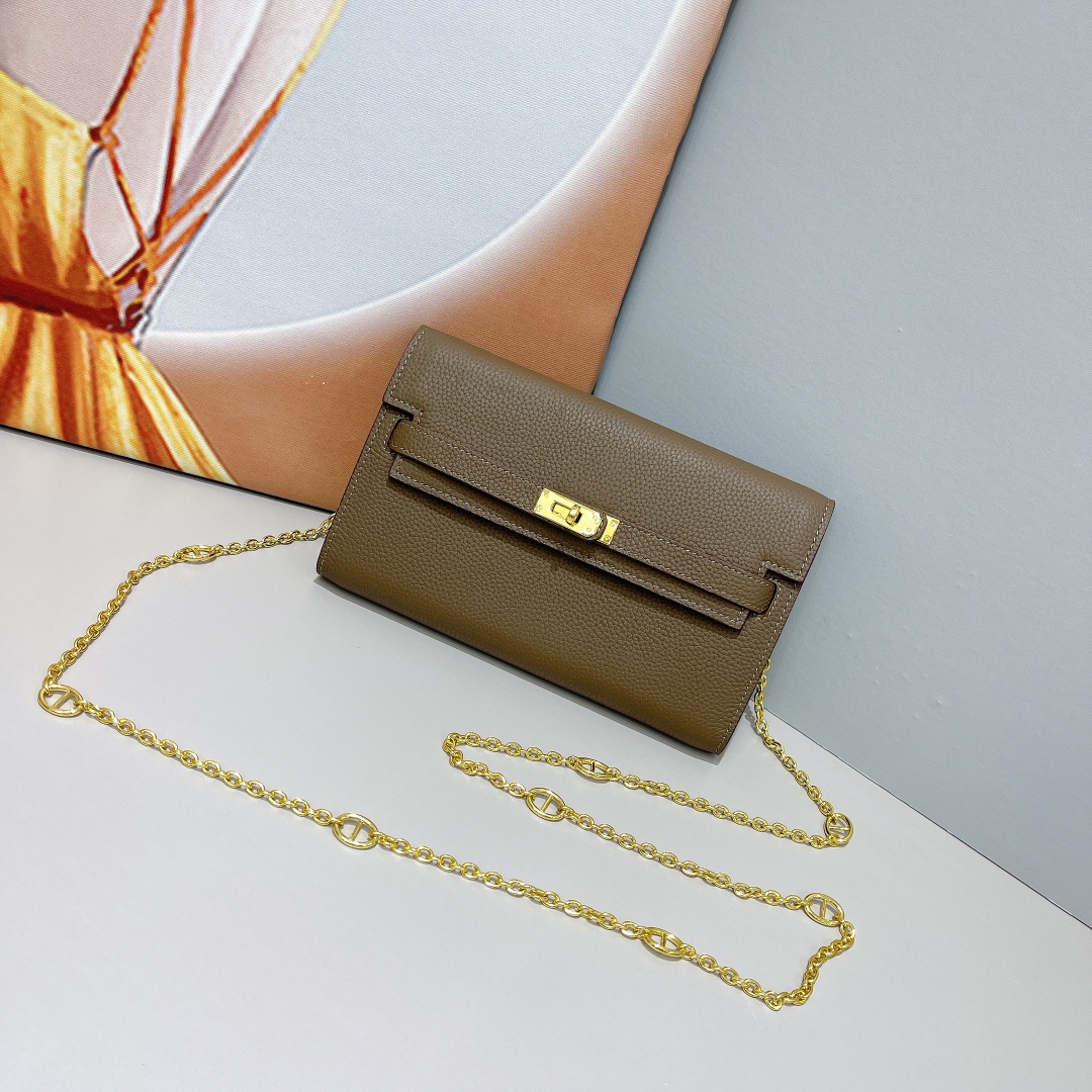 凯莉woc 包细节图
爱马仕HERMES  kelly 包
材质金扣togo牛皮
尺寸：22*14*4c