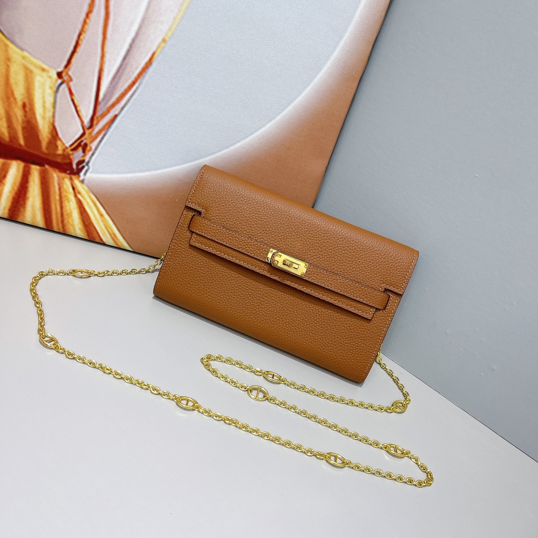 凯莉woc 包细节图
爱马仕HERMES  kelly 包
材质金扣togo牛皮
尺寸：22*14*4c