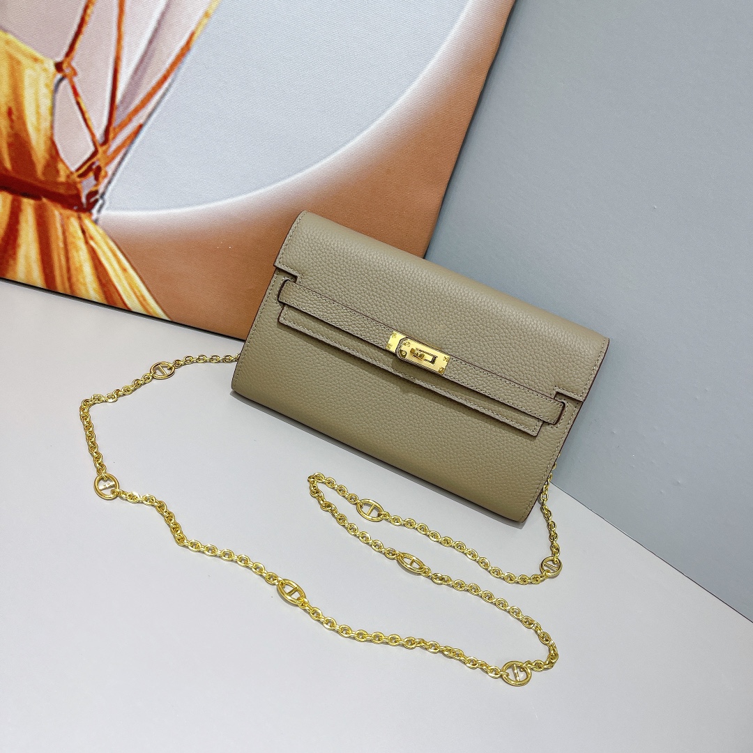 凯莉woc 包细节图
爱马仕HERMES  kelly 包
材质金扣togo牛皮
尺寸：22*14*4c