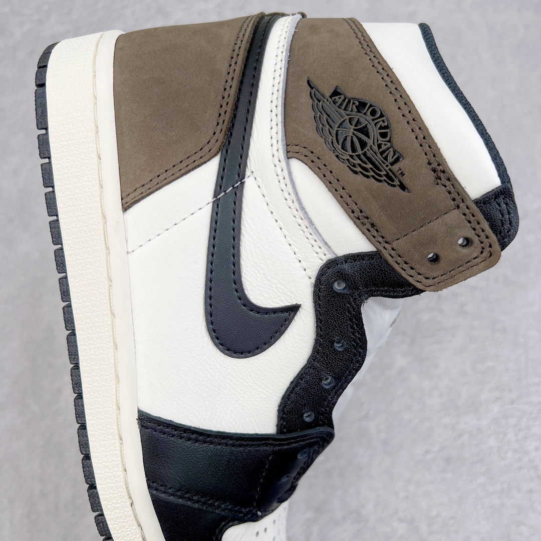 图片[6]-零售💰430 ＃PK4.0 Air Jordan AJ1 Retro High 高帮黑摩卡小倒钩 555088-105 原盒原配 原厂拉帮工艺 针距密度一致 全新升级网板中底 原楦原纸板开发 后跟弧度收口自然不对折 极致一眼正品既视感 原厂皮料 进口玻璃冲刀皮料裁剪零毛边 承诺百分百一致原鞋 全鞋电脑针车工艺 鞋面清洁度最高QC检验标准 控制溢胶 飞翼3D高频深度立体 鞋盒、防尘纸  均采购来自原厂 SIZE：36 36.5 37.5 38 38.5 39 40 40.5 41 42 42.5 43 44 44.5 45 46 47.5 编码：by4936030-运动鞋