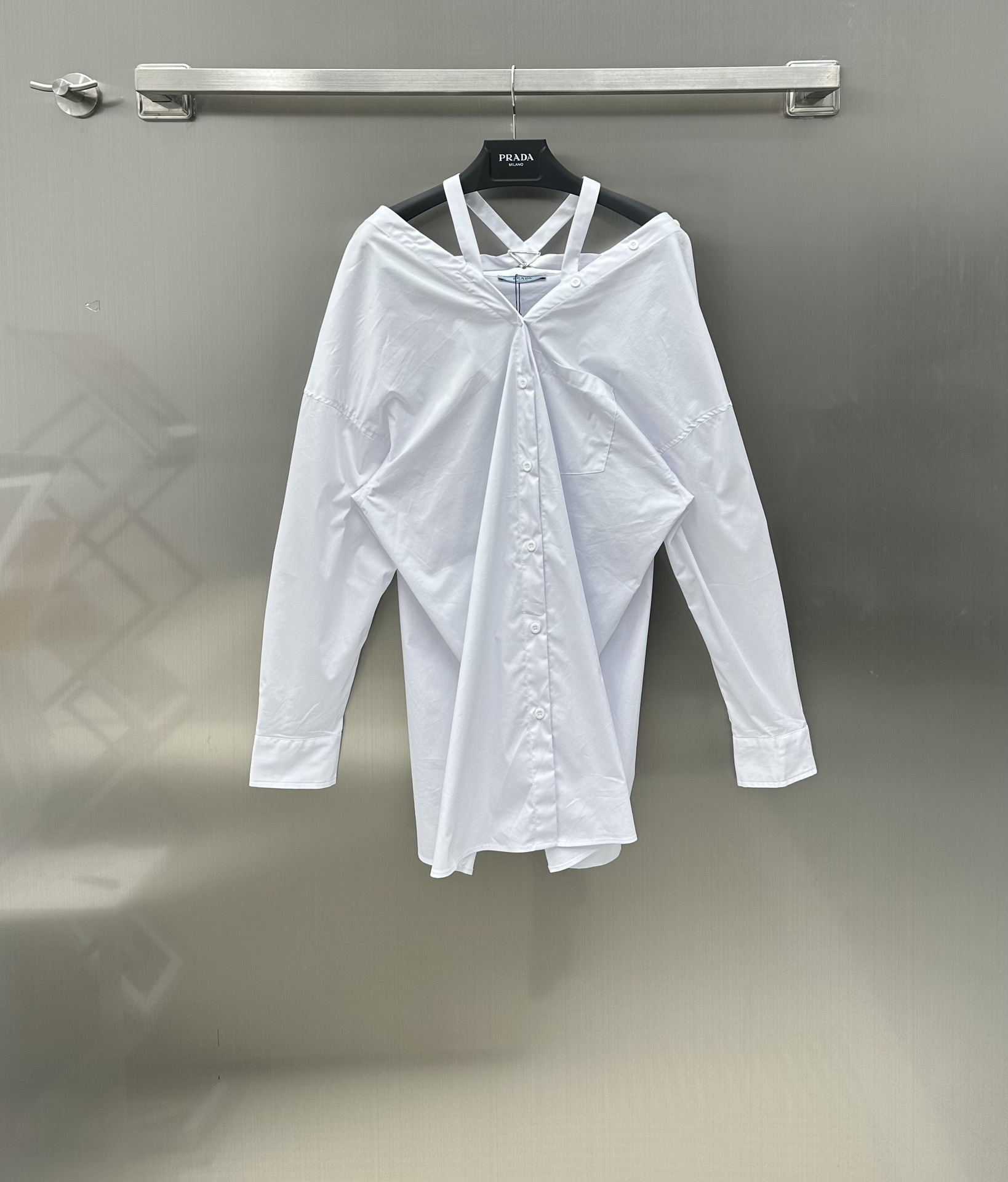 NO:696769,Prad* new product is on the shelves. Off-shoulder shirt dress. Customized YB cotton shirt material. Adopts the latest no-iron technology to prevent the shirt from wrinkles. Uses a solid color throughout. Decorates the back with a triangle logo. Discreet design. Simplicity without losing the advanced off-shoulder cross-strap detail design. A must-have for fashionistas. High version 2 colors, prada, skirts, shirts,19860909Prad*新品上架 露肩衬衫裙 定制YB棉质衬衣材质 沿用最新免烫工艺 让衬衣不易起皱 使用通体的纯色 饰以三角标装饰后背 小心机设计 简约之余缺不失高级露肩交叉带细节设计 时髦精必入 高版本2色,,prada,skirts,shirts,,Women's clothing