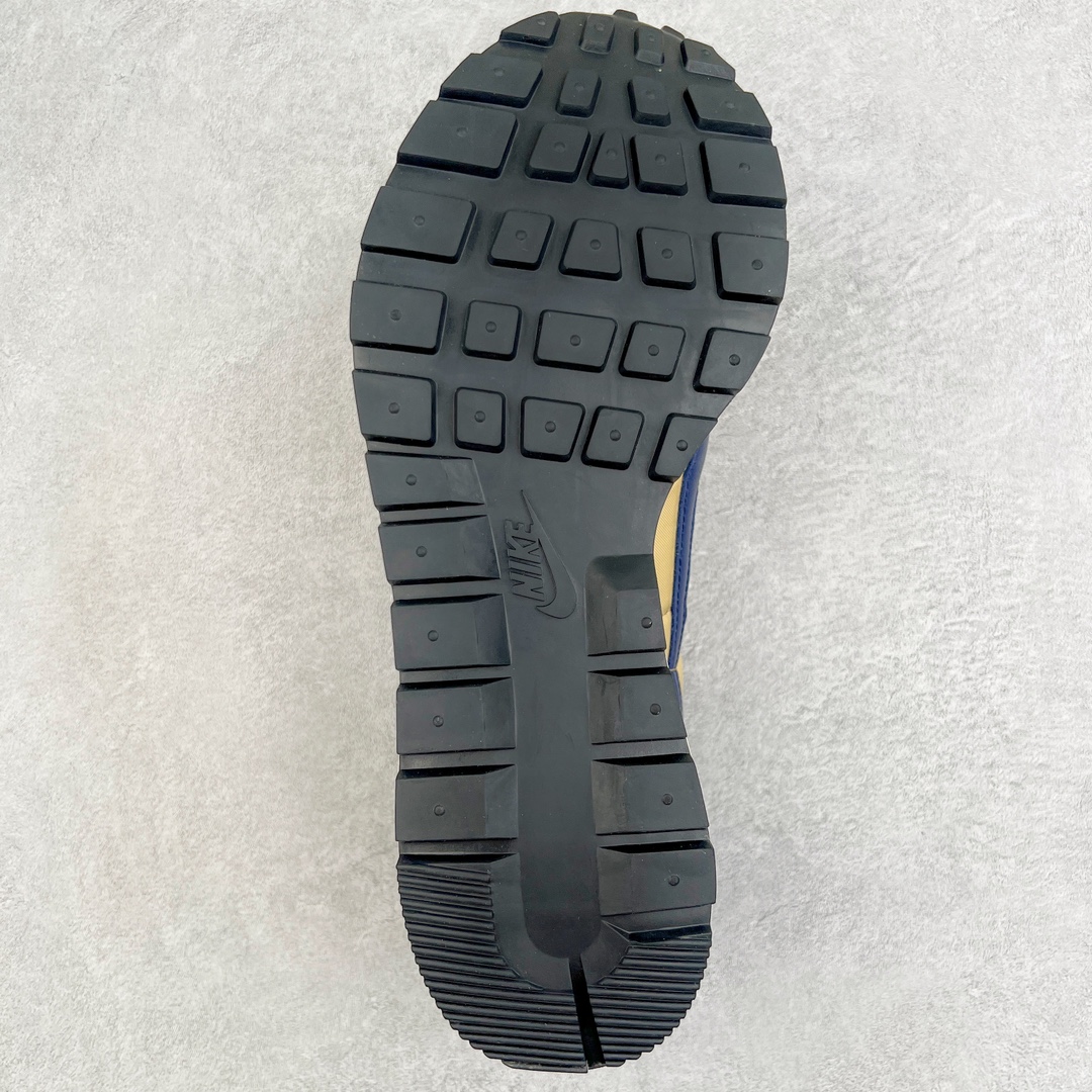 图片[9]-＃LJ渠道版 Sacai x NK VaporWaffle 联名款华夫3.0潮流休闲增高运动鞋 卡其配色 DD1875-200 毫无疑问圈内最强 高端零售首选 真正的匠心工艺 复刻圈巅峰产物 独家原厂航空铝磨具打造 五层分离组合底 全套原楦原纸版原鞋开模校对 全网最具灵魂的版型 原厂特供皮料卡色质感均保持原鞋一致 原装油墨Logo手工描漆 原装大底米色部分外尖内方 大底开口上翘弧度 后跟开口弧度高度原鞋一致 全鞋电脑针车 原厂鞋舌织唛标 原盒原配 中文合格证质保卡 尺码：36 36.5 37.5 38 38.5 39 40 40.5 41 42 42.5 43 44 44.5 45 46-选品中心