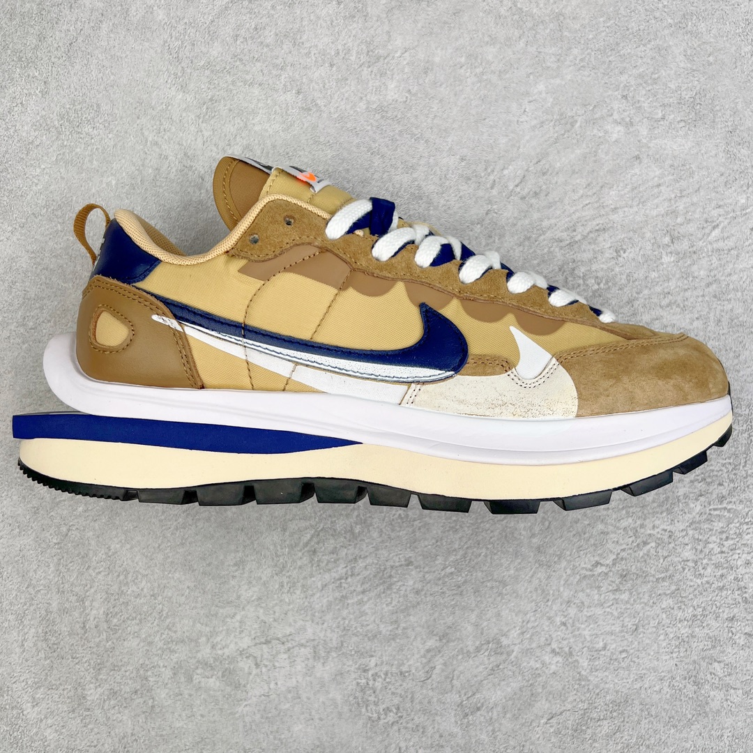 ＃LJ渠道版 Sacai x NK VaporWaffle 联名款华夫3.0潮流休闲增高运动鞋 卡其配色 DD1875-200 毫无疑问圈内最强 高端零售首选 真正的匠心工艺 复刻圈巅峰产物 独家原厂航空铝磨具打造 五层分离组合底 全套原楦原纸版原鞋开模校对 全网最具灵魂的版型 原厂特供皮料卡色质感均保持原鞋一致 原装油墨Logo手工描漆 原装大底米色部分外尖内方 大底开口上翘弧度 后跟开口弧度高度原鞋一致 全鞋电脑针车 原厂鞋舌织唛标 原盒原配 中文合格证质保卡 尺码：36 36.5 37.5 38 38.5 39 40 40.5 41 42 42.5 43 44 44.5 45 46-选品中心