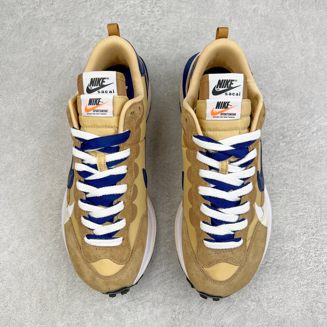 图片[2]-＃LJ渠道版 Sacai x NK VaporWaffle 联名款华夫3.0潮流休闲增高运动鞋 卡其配色 DD1875-200 毫无疑问圈内最强 高端零售首选 真正的匠心工艺 复刻圈巅峰产物 独家原厂航空铝磨具打造 五层分离组合底 全套原楦原纸版原鞋开模校对 全网最具灵魂的版型 原厂特供皮料卡色质感均保持原鞋一致 原装油墨Logo手工描漆 原装大底米色部分外尖内方 大底开口上翘弧度 后跟开口弧度高度原鞋一致 全鞋电脑针车 原厂鞋舌织唛标 原盒原配 中文合格证质保卡 尺码：36 36.5 37.5 38 38.5 39 40 40.5 41 42 42.5 43 44 44.5 45 46-选品中心