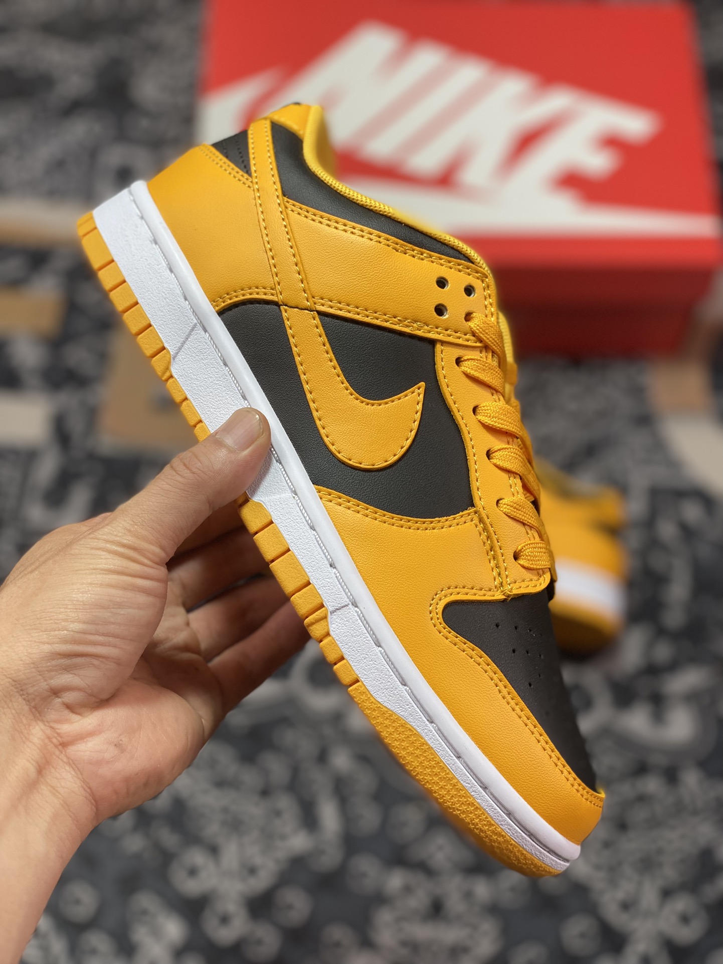 Nike Dunk Low ”Championship Goldenrod” is made of all leather DD1391-004