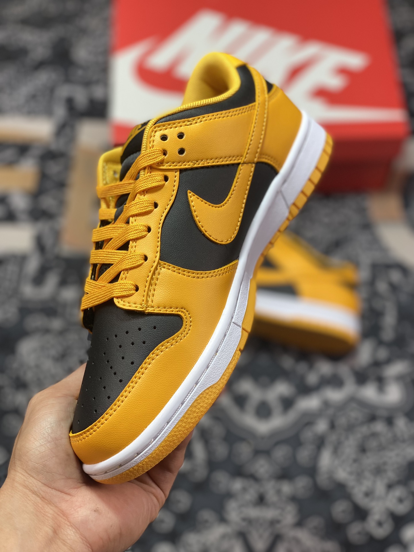 Nike Dunk Low ”Championship Goldenrod” is made of all leather DD1391-004