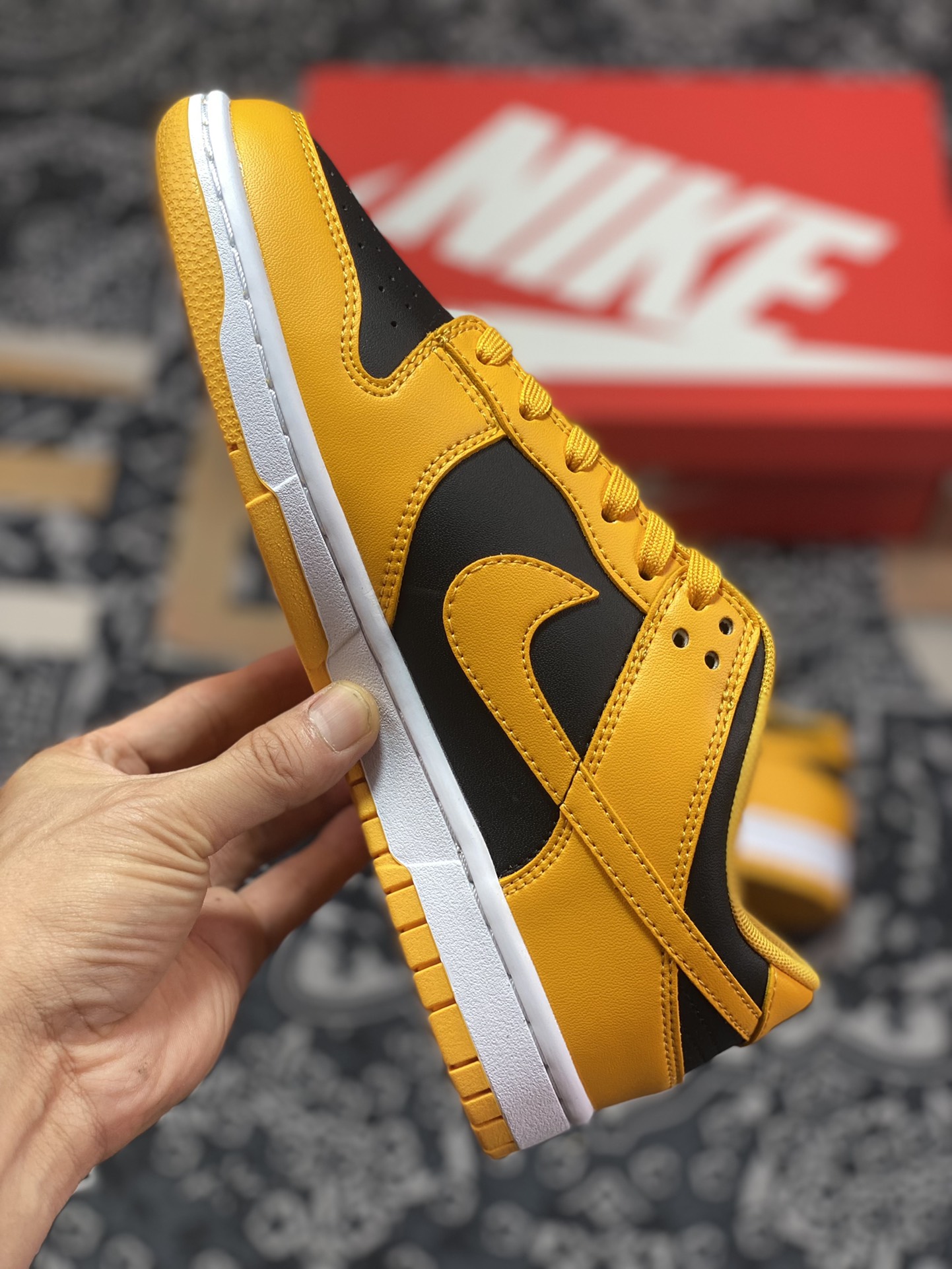 Nike Dunk Low ”Championship Goldenrod” is made of all leather DD1391-004