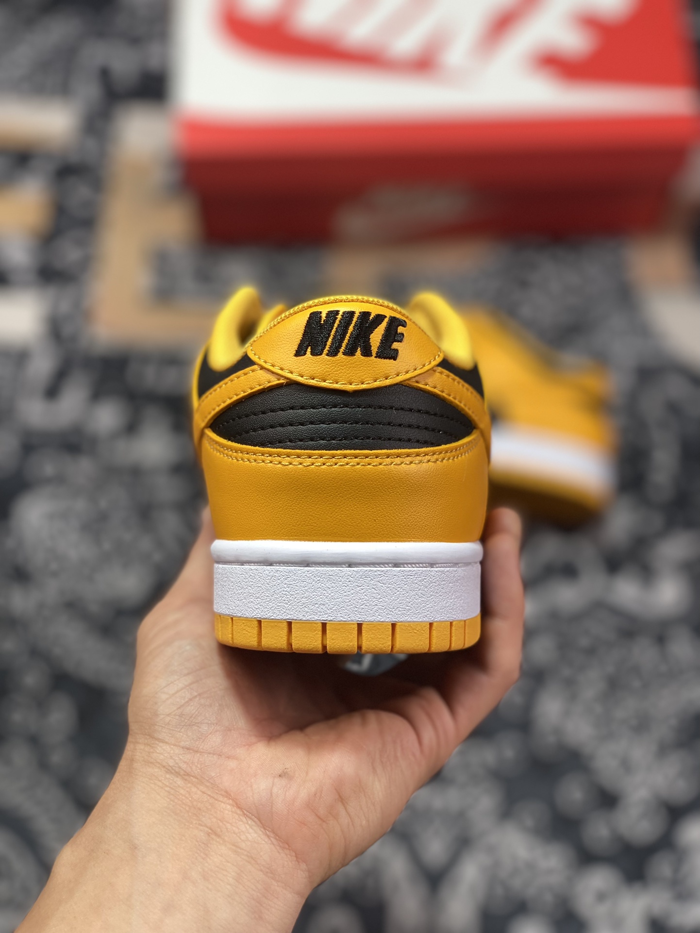 Nike Dunk Low ”Championship Goldenrod” is made of all leather DD1391-004