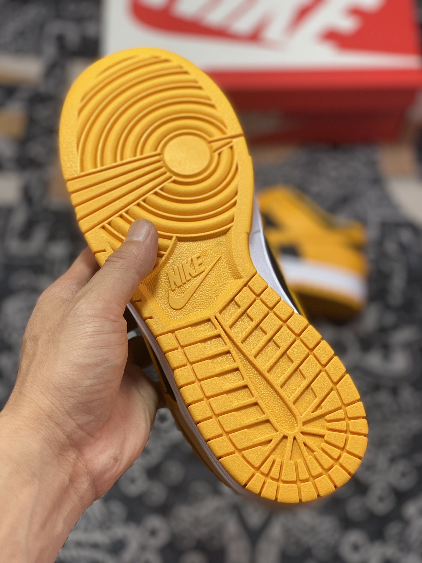 Nike Dunk Low ”Championship Goldenrod” is made of all leather DD1391-004