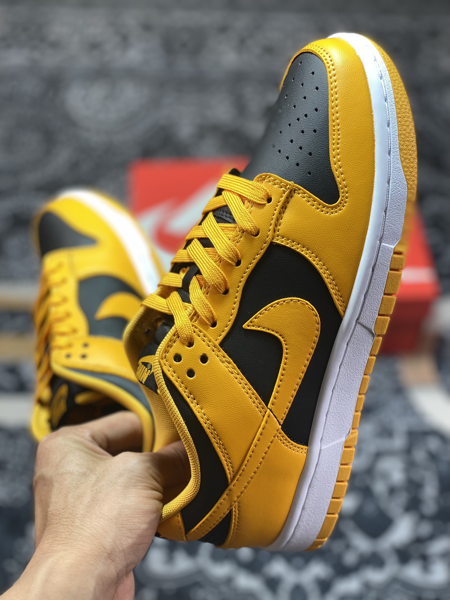 Nike Dunk Low ”Championship Goldenrod” is made of all leather DD1391-004