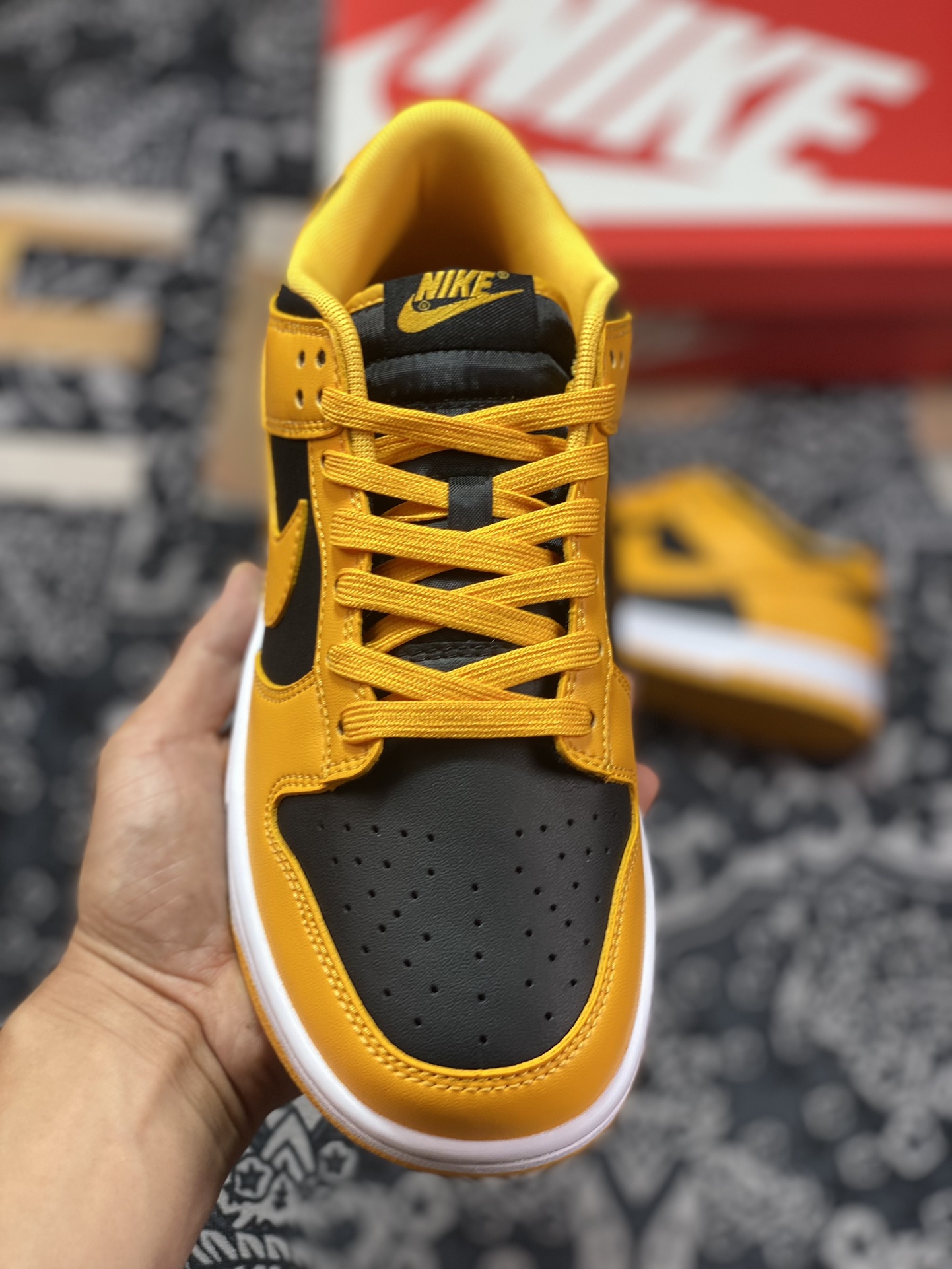 Nike Dunk Low ”Championship Goldenrod” is made of all leather DD1391-004