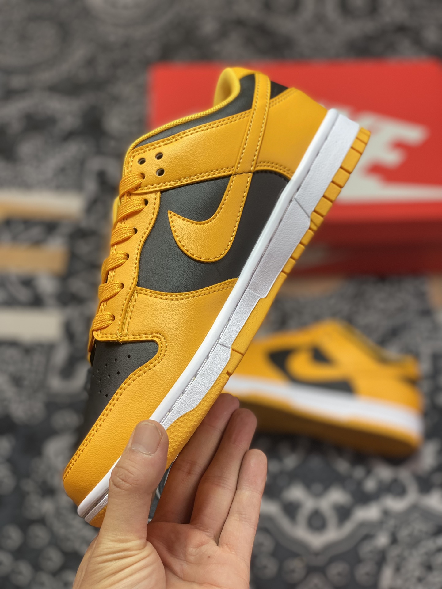 Nike Dunk Low ”Championship Goldenrod” is made of all leather DD1391-004