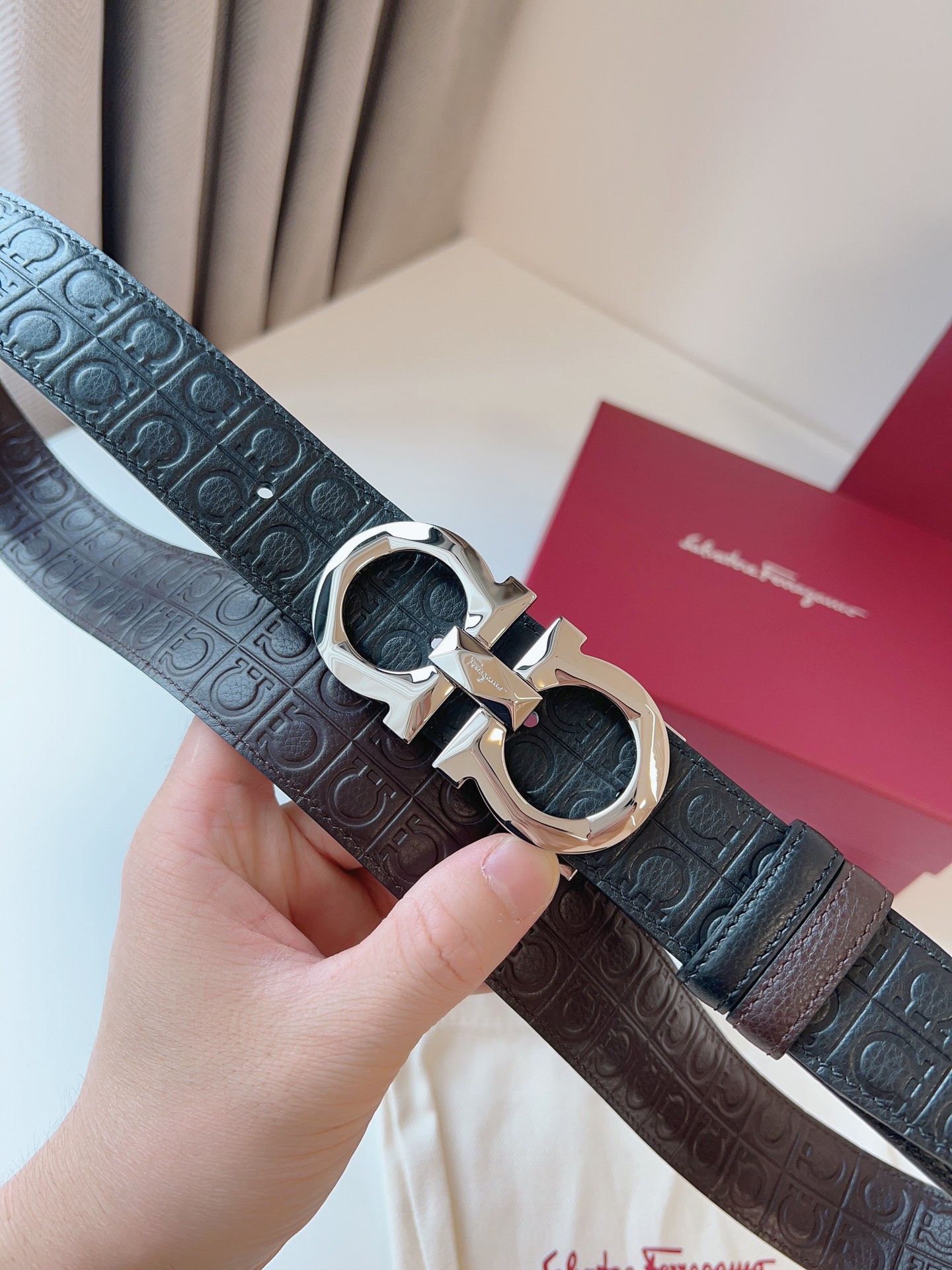 菲拉家 男士双面用质感真皮腰带，经典款，高端精品系列的标志性单品，兼具奢华工艺与实用设计，非常适合追求品质与细节的男性用户。
【高端精品品质】精选进口头层小牛皮，天然粒纹皮革双面设计，细腻耐磨，厚度适中，宽度3.4CM，适配现代绅士着装需求。
【匠心工艺】
可调式双面佩戴 ：一带两用，轻松切换商务与休闲风格；长度可自由裁剪，满足个性化腰围需求。
标志性金属细节 ：同色调G-i扣饰搭配撞色衬里，8字镂空夹扣象征“发财”寓意，精致真空电镀工艺，抗磨耐用不褪色。
质感穿搭点睛 ：哑光皮质与金属光泽碰撞，低调诠释都市摩登格调，提升整体造型高级感。
【专属包装】附赠全套礼盒包装，自用赠礼两相宜。
经典永续，绅士衣橱必备之选。160