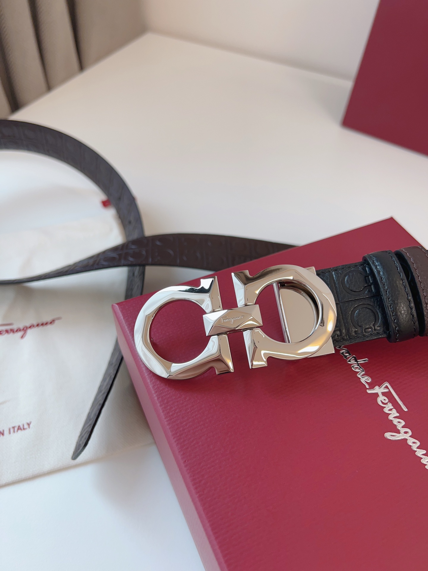 菲拉家 男士双面用质感真皮腰带，经典款，高端精品系列的标志性单品，兼具奢华工艺与实用设计，非常适合追求品质与细节的男性用户。
【高端精品品质】精选进口头层小牛皮，天然粒纹皮革双面设计，细腻耐磨，厚度适中，宽度3.4CM，适配现代绅士着装需求。
【匠心工艺】
可调式双面佩戴 ：一带两用，轻松切换商务与休闲风格；长度可自由裁剪，满足个性化腰围需求。
标志性金属细节 ：同色调G-i扣饰搭配撞色衬里，8字镂空夹扣象征“发财”寓意，精致真空电镀工艺，抗磨耐用不褪色。
质感穿搭点睛 ：哑光皮质与金属光泽碰撞，低调诠释都市摩登格调，提升整体造型高级感。
【专属包装】附赠全套礼盒包装，自用赠礼两相宜。
经典永续，绅士衣橱必备之选。160