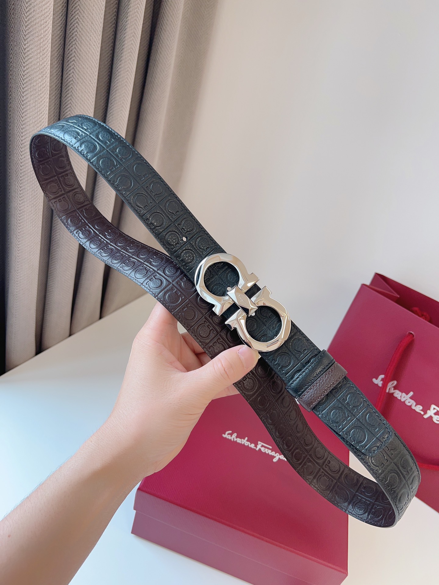 菲拉家 男士双面用质感真皮腰带，经典款，高端精品系列的标志性单品，兼具奢华工艺与实用设计，非常适合追求品质与细节的男性用户。
【高端精品品质】精选进口头层小牛皮，天然粒纹皮革双面设计，细腻耐磨，厚度适中，宽度3.4CM，适配现代绅士着装需求。
【匠心工艺】
可调式双面佩戴 ：一带两用，轻松切换商务与休闲风格；长度可自由裁剪，满足个性化腰围需求。
标志性金属细节 ：同色调G-i扣饰搭配撞色衬里，8字镂空夹扣象征“发财”寓意，精致真空电镀工艺，抗磨耐用不褪色。
质感穿搭点睛 ：哑光皮质与金属光泽碰撞，低调诠释都市摩登格调，提升整体造型高级感。
【专属包装】附赠全套礼盒包装，自用赠礼两相宜。
经典永续，绅士衣橱必备之选。160