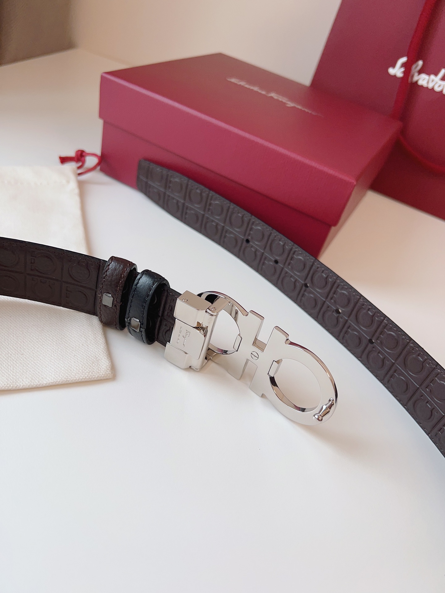 菲拉家 男士双面用质感真皮腰带，经典款，高端精品系列的标志性单品，兼具奢华工艺与实用设计，非常适合追求品质与细节的男性用户。
【高端精品品质】精选进口头层小牛皮，天然粒纹皮革双面设计，细腻耐磨，厚度适中，宽度3.4CM，适配现代绅士着装需求。
【匠心工艺】
可调式双面佩戴 ：一带两用，轻松切换商务与休闲风格；长度可自由裁剪，满足个性化腰围需求。
标志性金属细节 ：同色调G-i扣饰搭配撞色衬里，8字镂空夹扣象征“发财”寓意，精致真空电镀工艺，抗磨耐用不褪色。
质感穿搭点睛 ：哑光皮质与金属光泽碰撞，低调诠释都市摩登格调，提升整体造型高级感。
【专属包装】附赠全套礼盒包装，自用赠礼两相宜。
经典永续，绅士衣橱必备之选。160