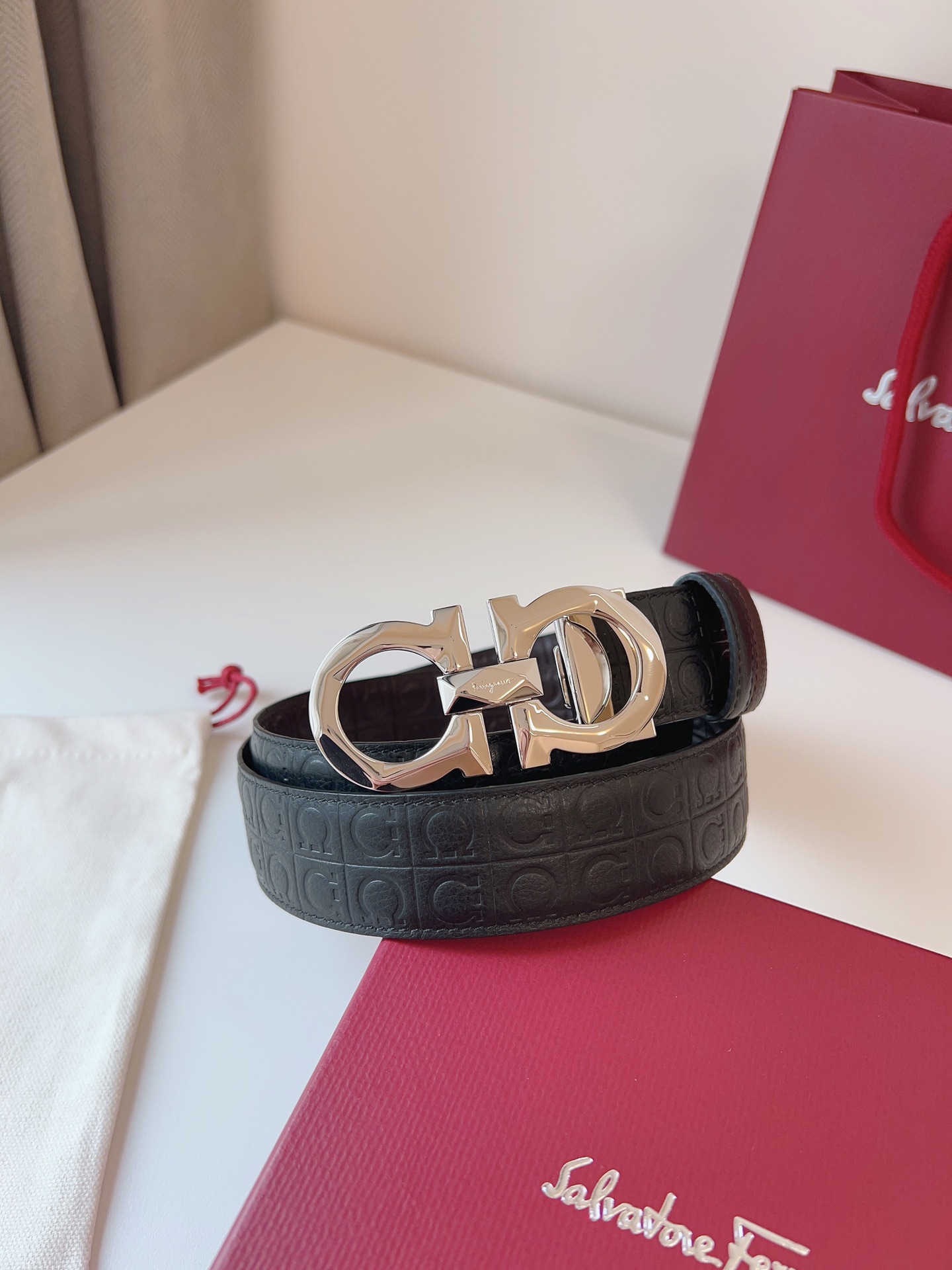 菲拉家 男士双面用质感真皮腰带，经典款，高端精品系列的标志性单品，兼具奢华工艺与实用设计，非常适合追求品质与细节的男性用户。
【高端精品品质】精选进口头层小牛皮，天然粒纹皮革双面设计，细腻耐磨，厚度适中，宽度3.4CM，适配现代绅士着装需求。
【匠心工艺】
可调式双面佩戴 ：一带两用，轻松切换商务与休闲风格；长度可自由裁剪，满足个性化腰围需求。
标志性金属细节 ：同色调G-i扣饰搭配撞色衬里，8字镂空夹扣象征“发财”寓意，精致真空电镀工艺，抗磨耐用不褪色。
质感穿搭点睛 ：哑光皮质与金属光泽碰撞，低调诠释都市摩登格调，提升整体造型高级感。
【专属包装】附赠全套礼盒包装，自用赠礼两相宜。
经典永续，绅士衣橱必备之选。160