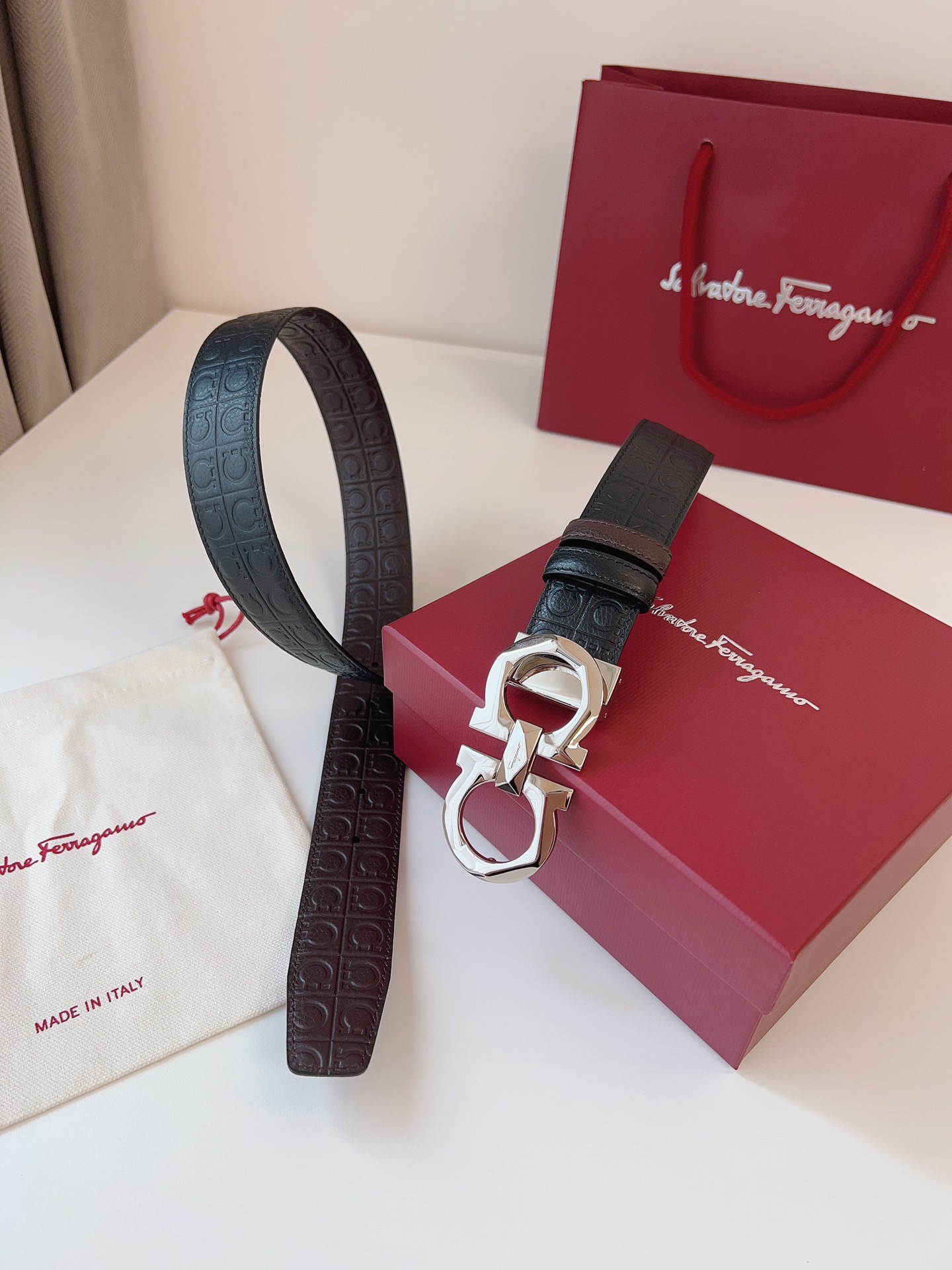 菲拉家 男士双面用质感真皮腰带，经典款，高端精品系列的标志性单品，兼具奢华工艺与实用设计，非常适合追求品质与细节的男性用户。
【高端精品品质】精选进口头层小牛皮，天然粒纹皮革双面设计，细腻耐磨，厚度适中，宽度3.4CM，适配现代绅士着装需求。
【匠心工艺】
可调式双面佩戴 ：一带两用，轻松切换商务与休闲风格；长度可自由裁剪，满足个性化腰围需求。
标志性金属细节 ：同色调G-i扣饰搭配撞色衬里，8字镂空夹扣象征“发财”寓意，精致真空电镀工艺，抗磨耐用不褪色。
质感穿搭点睛 ：哑光皮质与金属光泽碰撞，低调诠释都市摩登格调，提升整体造型高级感。
【专属包装】附赠全套礼盒包装，自用赠礼两相宜。
经典永续，绅士衣橱必备之选。160