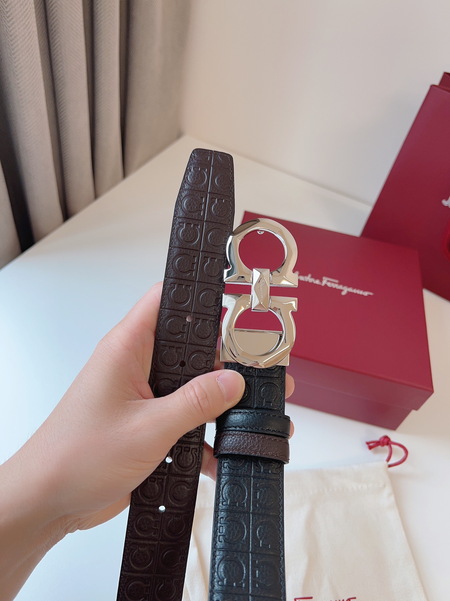 菲拉家 男士双面用质感真皮腰带，经典款，高端精品系列的标志性单品，兼具奢华工艺与实用设计，非常适合追求品质与细节的男性用户。
【高端精品品质】精选进口头层小牛皮，天然粒纹皮革双面设计，细腻耐磨，厚度适中，宽度3.4CM，适配现代绅士着装需求。
【匠心工艺】
可调式双面佩戴 ：一带两用，轻松切换商务与休闲风格；长度可自由裁剪，满足个性化腰围需求。
标志性金属细节 ：同色调G-i扣饰搭配撞色衬里，8字镂空夹扣象征“发财”寓意，精致真空电镀工艺，抗磨耐用不褪色。
质感穿搭点睛 ：哑光皮质与金属光泽碰撞，低调诠释都市摩登格调，提升整体造型高级感。
【专属包装】附赠全套礼盒包装，自用赠礼两相宜。
经典永续，绅士衣橱必备之选。160