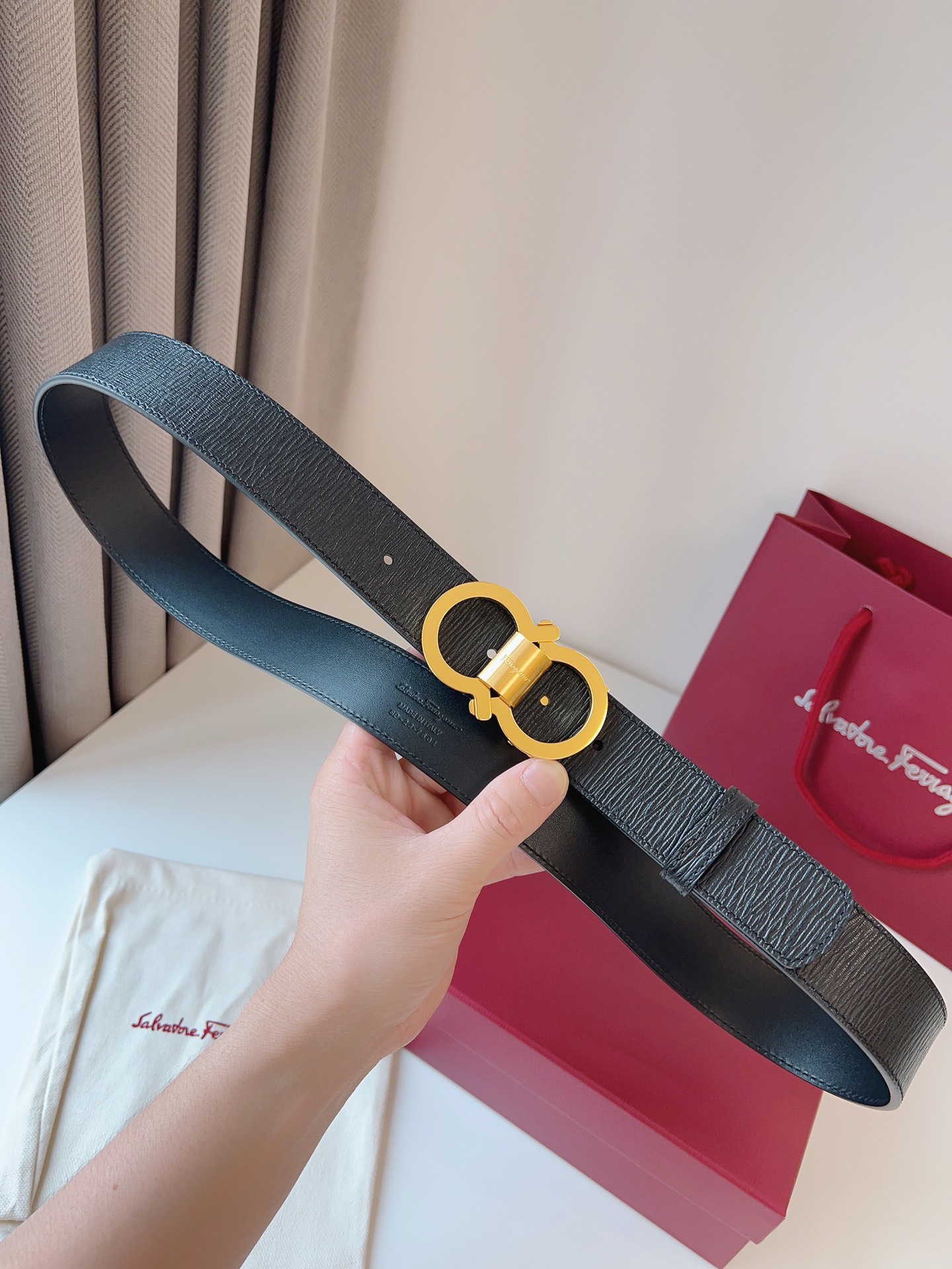 菲拉家 男士双面用质感真皮腰带，经典款，高端精品系列的标志性单品，兼具奢华工艺与实用设计，非常适合追求品质与细节的男性用户。
【高端精品品质】精选进口头层小牛皮，天然粒纹皮革双面设计，细腻耐磨，厚度适中，宽度3.4CM，适配现代绅士着装需求。
【匠心工艺】
可调式双面佩戴 ：一带两用，轻松切换商务与休闲风格；长度可自由裁剪，满足个性化腰围需求。
标志性金属细节 ：同色调G-i扣饰搭配撞色衬里，8字镂空夹扣象征“发财”寓意，精致真空电镀工艺，抗磨耐用不褪色。
质感穿搭点睛 ：哑光皮质与金属光泽碰撞，低调诠释都市摩登格调，提升整体造型高级感。
【专属包装】附赠全套礼盒包装，自用赠礼两相宜。
经典永续，绅士衣橱必备之选。160