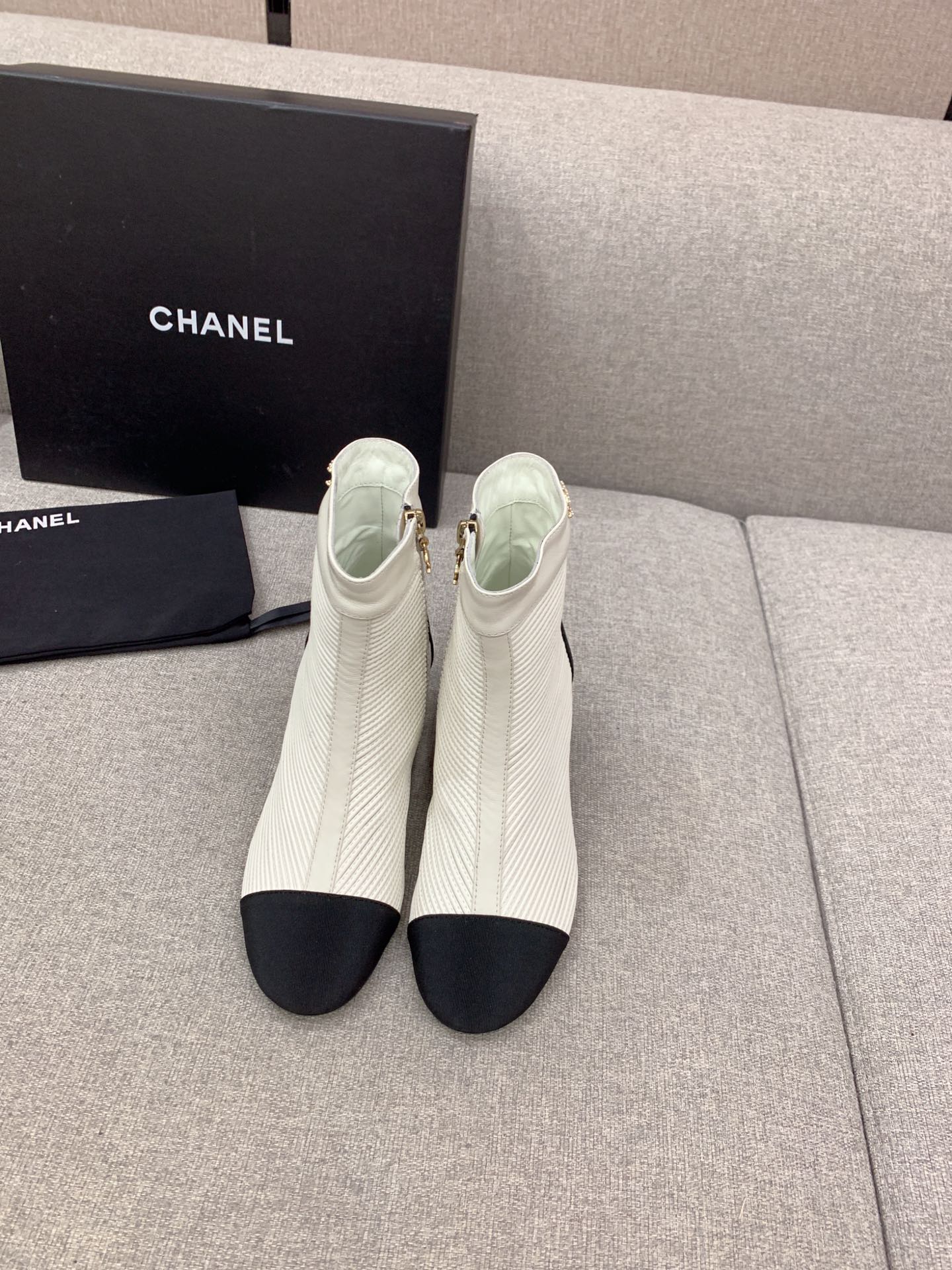 NO:485021,CHANE's newest high-heeled short boots, simple and versatile style, easy to control any outfit, not picky on the feet, super easy to wear, essential items for autumn and winter, upper sheepskin, inner footbed sheepskin, Italian leather outsole, heel height 6.5cm, size 35-39 (customized for 40), boots, chanel, boots, sheepskin, Leather soles19860909CHANE*新款高跟短靴 简约百搭款 任何穿搭都能轻松驾驭 不挑脚型 超好穿 秋冬必备单品 鞋面羊皮 内里垫脚羊皮 意大利真皮大底 跟高6.5cm 尺码35-39（40定做）,靴子,chanel,boots,sheepskin,Leather soles,Women's Shoes