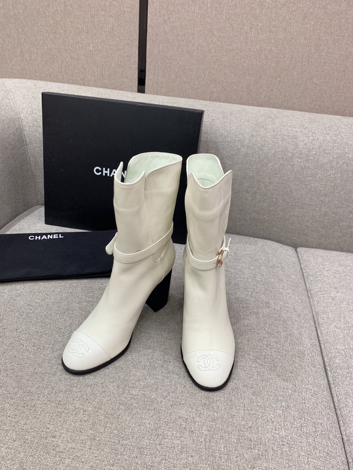 NO:485019,CHANE's newest high-heeled short boots, simple and versatile style, easy to control any outfit, not picky on the feet, super easy to wear, essential items for autumn and winter, super soft sheepskin, inner footbed sheepskin, Italian leather outsole, heel height 9cm, size 35-39 (customized for 40), boots, chanel, boots, sheepskin, Leather soles19860909CHANE*新款高跟短靴 简约百搭款 任何穿搭都能轻松驾驭 不挑脚型 超好穿 秋冬必备单品 鞋面超软羊皮 内里垫脚羊皮 意大利真皮大底 跟高9cm 尺码35-39（40定做）,靴子,chanel,boots,sheepskin,Leather soles,Women's Shoes