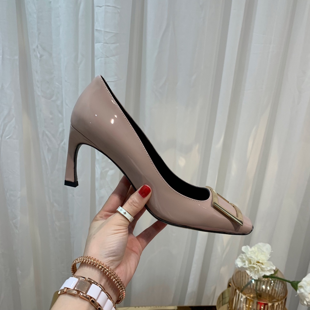 NO:261466,RV classic square buckle blingbling design trend is coming, girls are full of fairy style, the overall texture and lines of the shoes are perfect, and the comfort is excellent. Upper cowhide patent leather inner lining, sheepskin footbed. Soles imported from Italian leather outsole Size 35-39 (34.40 custom made without return or exchange), single shoes, cowhide, sheepskin, Leather soles19860909RV 经典方扣blingbling设计风潮强势来袭,女孩仙气满满怡然风格,鞋子整体纹理线条完美,舒适度超赞 鞋面牛皮漆皮 内里羊皮内里,羊皮垫脚 鞋底进口意大利真皮大底 Size 35-39（34.40定做不退换),单鞋,cowhide,sheepskin,Leather soles,Women's Shoes