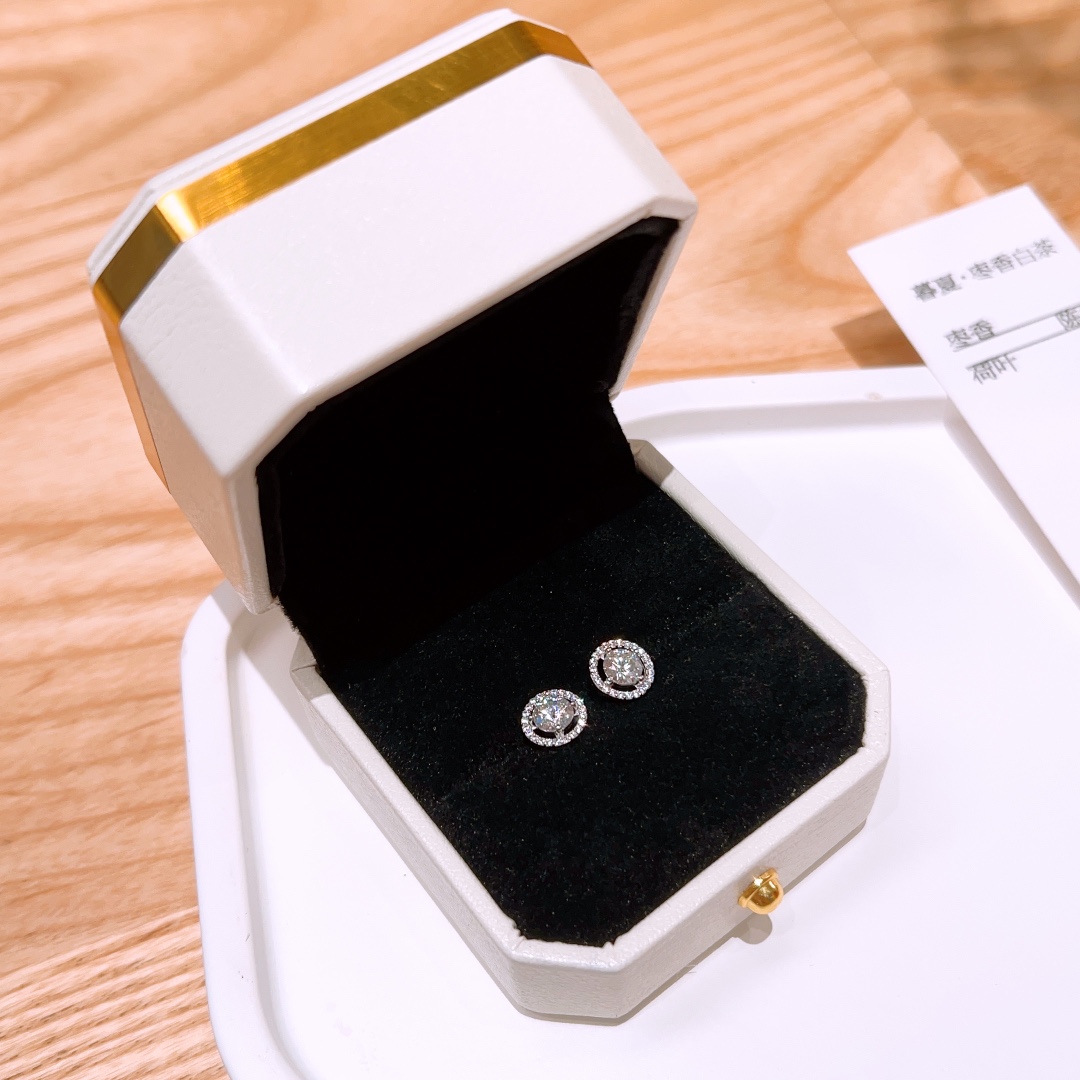 Fine Silver Moissanite Studs Gentle Banquet Gold