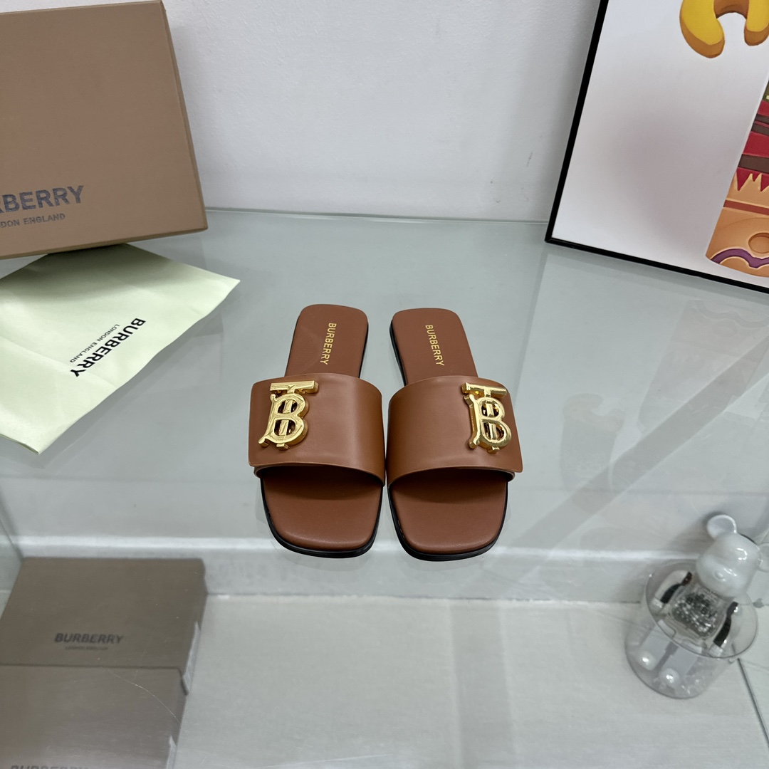 NO:260239,New products are on the shelves Burberry flat slippers Channel goods Vulcanized Burberry slippers must be consistent in the counter!  The upper is made of Burberry cowhide, sheepskin inner lining and foot pads, original mold buttons, and the extremely soft leather material perfectly matches the curve of the feet. Burberry uses vulcanization technology, and the new anti-slip and wear-resistant large-shape is naturally displayed. It cannot be made without the original technology technology, and the process is super difficult. Number of sizes: 35~42 (40.41.42 no return or exchange), slippers, burberry, burberry, slippers, cowhide, sheepskin19860909新品上架Burberry 巴宝莉平底拖鞋 渠道货 硫化一脚蹬巴宝莉拖鞋 必须专柜一致！ 鞋面采用巴宝莉牛皮,羊皮内里及垫脚,原版开模扣子,极致柔软的皮革材质与双足曲线完美契合. 巴宝莉都是采用硫化工艺,全新防滑耐磨大底纹路自然展现, 非原厂工艺技术根本做不出来,工艺超级难 码数:35~42(40.41.42不退换),拖鞋,burberry,burberry,slippers,cowhide,sheepskin,Women's Shoes