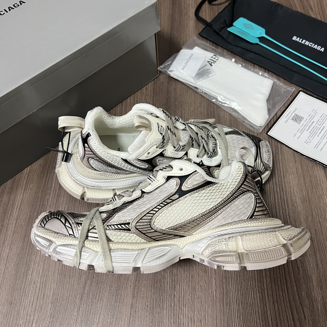 Balenciaga Balenciaga Phantom Sneaker 巴黎世家全新做旧十代古铜色潮流跑鞋 在延续 Track Trainer 户外轮廓和复杂鞋面结构的同时