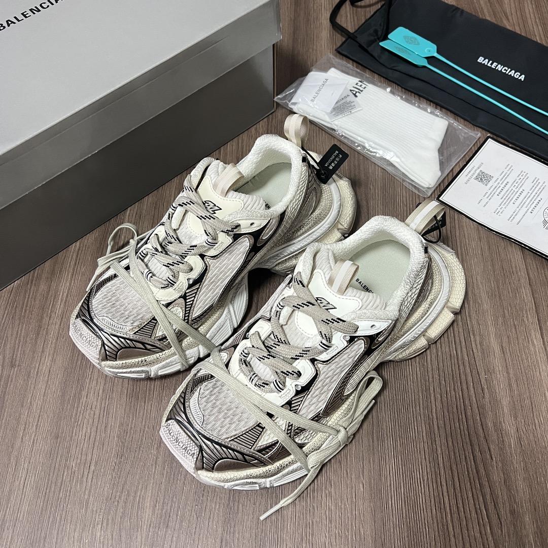 Balenciaga Balenciaga Phantom Sneaker 巴黎世家全新做旧十代古铜色潮流跑鞋 在延续 Track Trainer 户外轮廓和复杂鞋面结构的同时