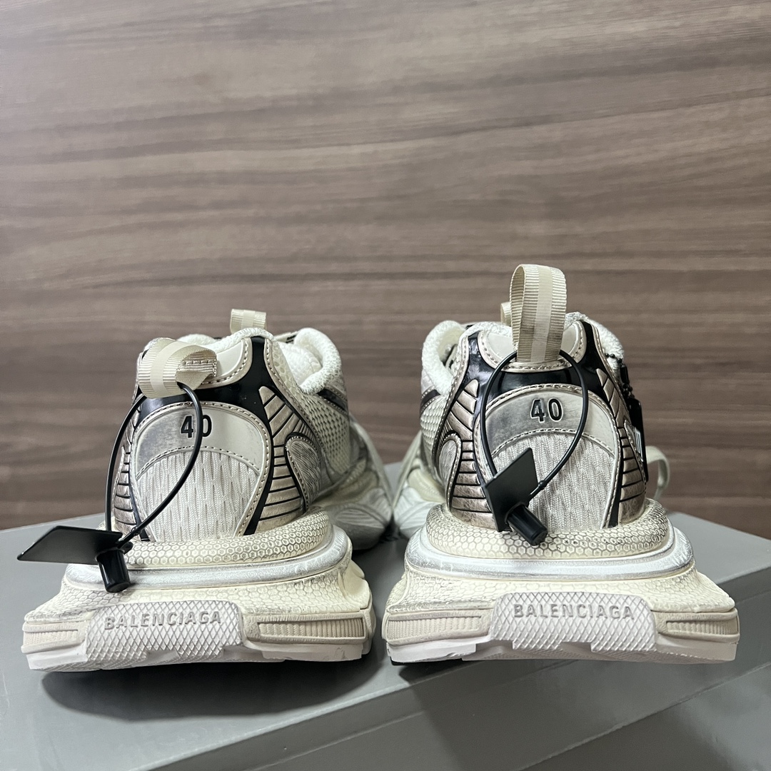 Balenciaga Balenciaga Phantom Sneaker 巴黎世家全新做旧十代古铜色潮流跑鞋 在延续 Track Trainer 户外轮廓和复杂鞋面结构的同时