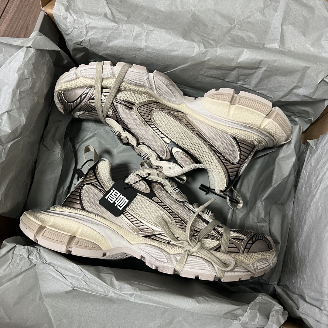 Balenciaga Balenciaga Phantom Sneaker 巴黎世家全新做旧十代古铜色潮流跑鞋 在延续 Track Trainer 户外轮廓和复杂鞋面结构的同时