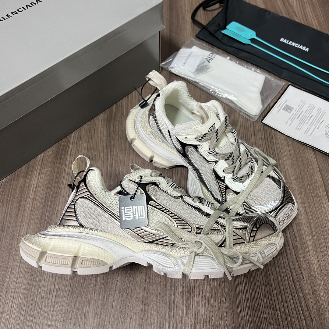 Balenciaga Balenciaga Phantom Sneaker 巴黎世家全新做旧十代古铜色潮流跑鞋 在延续 Track Trainer 户外轮廓和复杂鞋面结构的同时